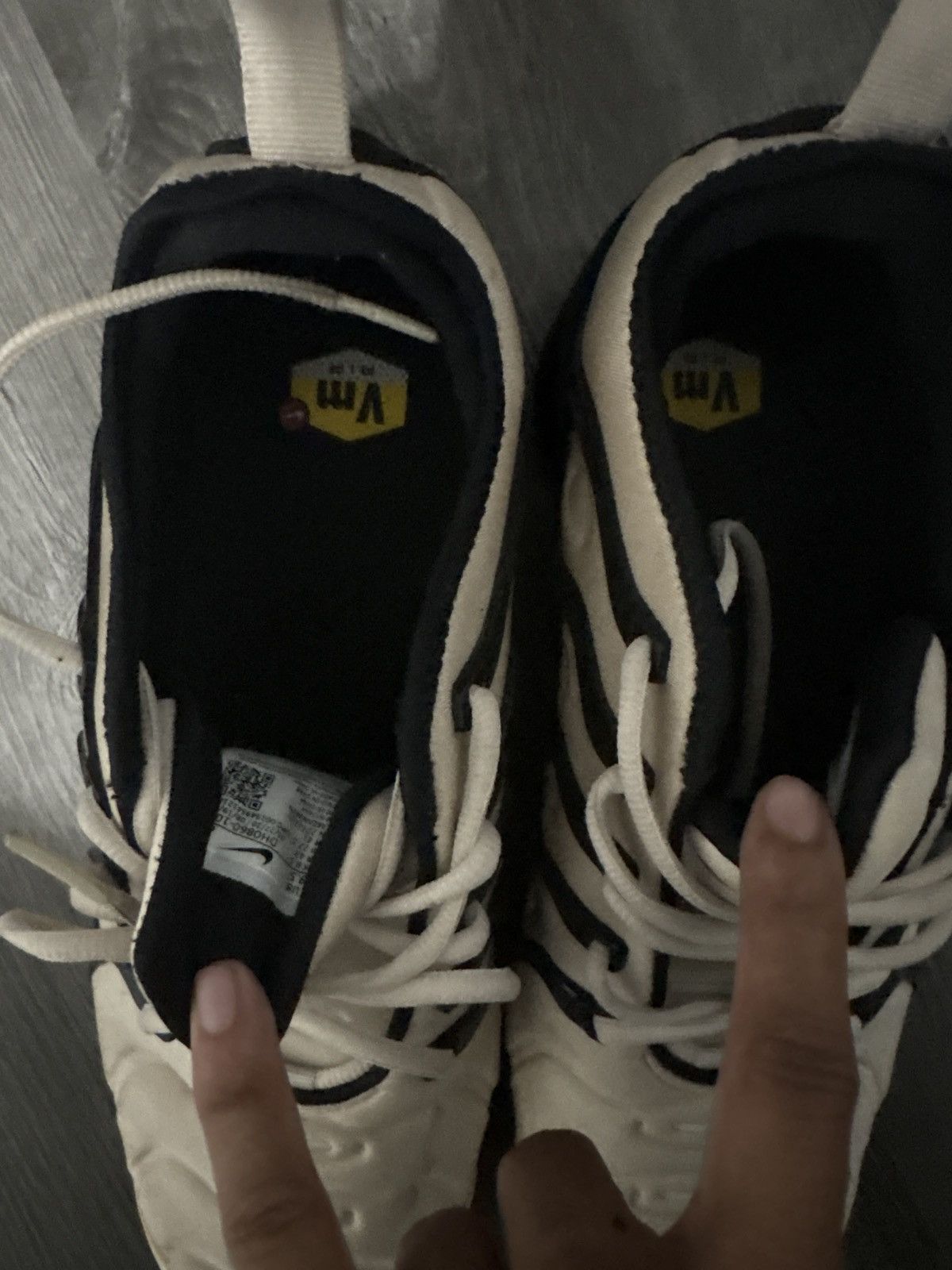 Nike Nike vapormaxes Size US 9.5 / EU 42-43 - 3 Thumbnail
