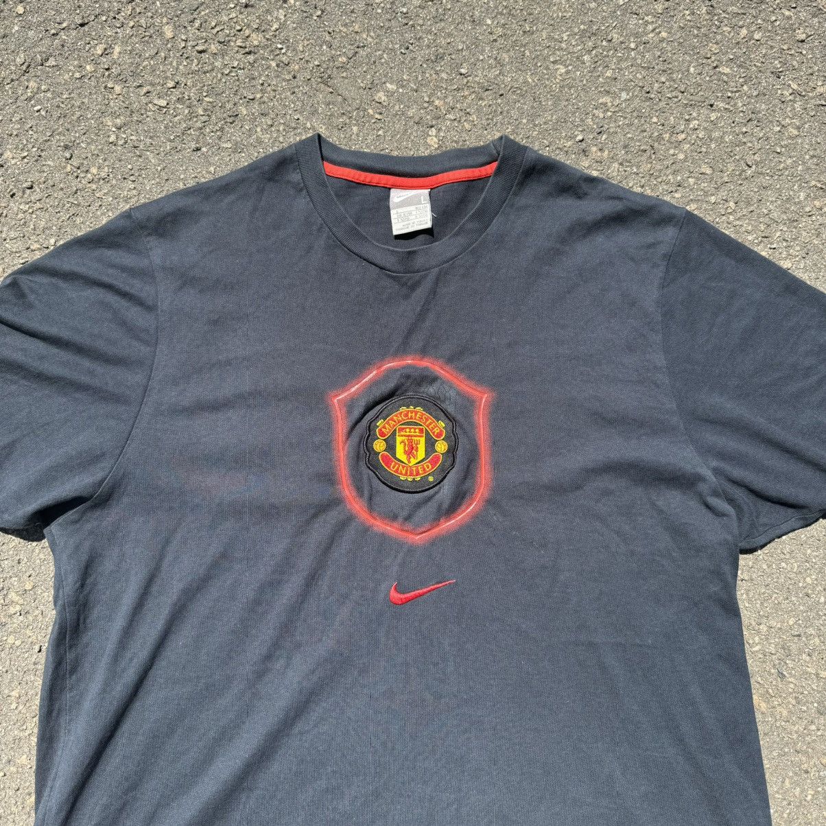 Nike × Vintage vintage 90s nike manchester united central logo Size US L / EU 52-54 / 3 - 4 Thumbnail