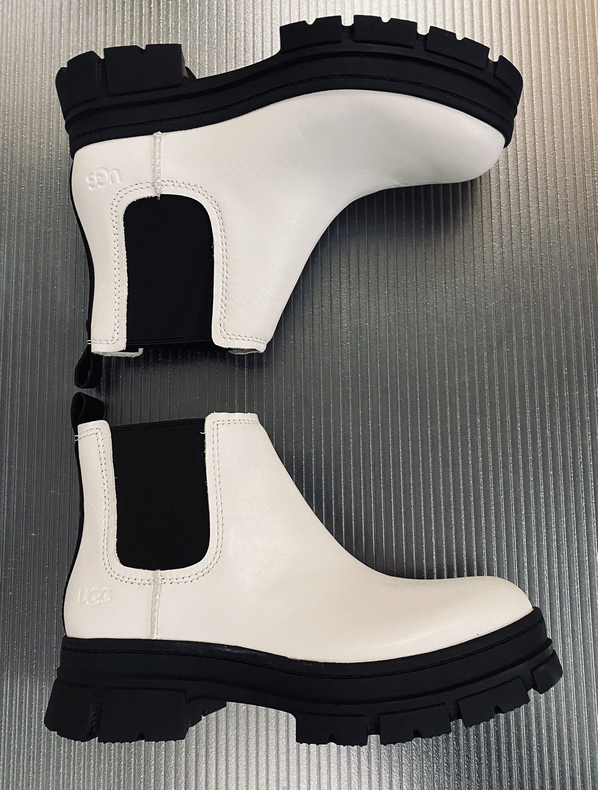 Ugg Ugg Ashton Chelsea white waterproof lug sole boots 9 NWOB Size US 9 / IT 39 - 5 Thumbnail