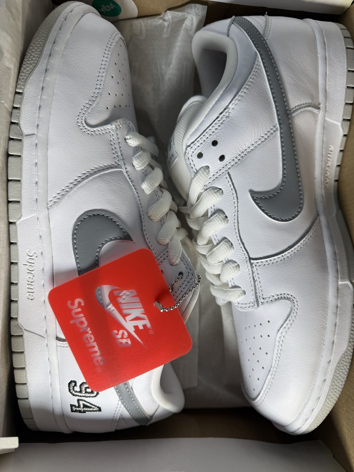 Nike × Supreme Brand New Nike SB Supreme Low Top Dunks White Size US 11 / EU 44 - 13 Thumbnail