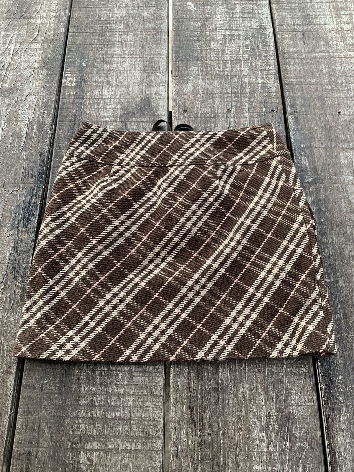 Burberry Burberry mini skirt nice design Size 27" / US 4 / IT 40 - 2 Thumbnail