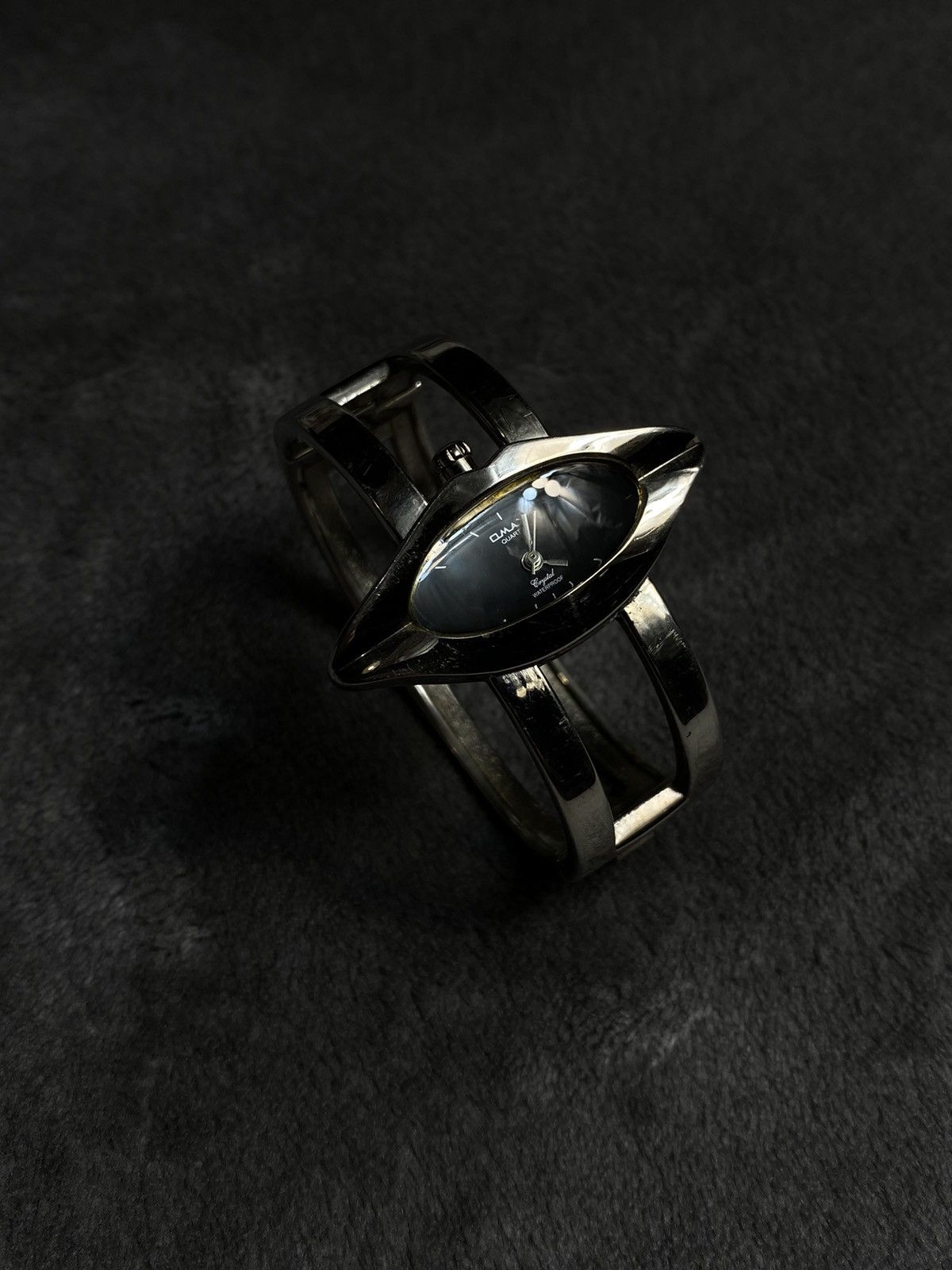 Vintage Omax Lip-Shaped Bracelet Watch — Unique Style Size ONE SIZE - 1 Thumbnail