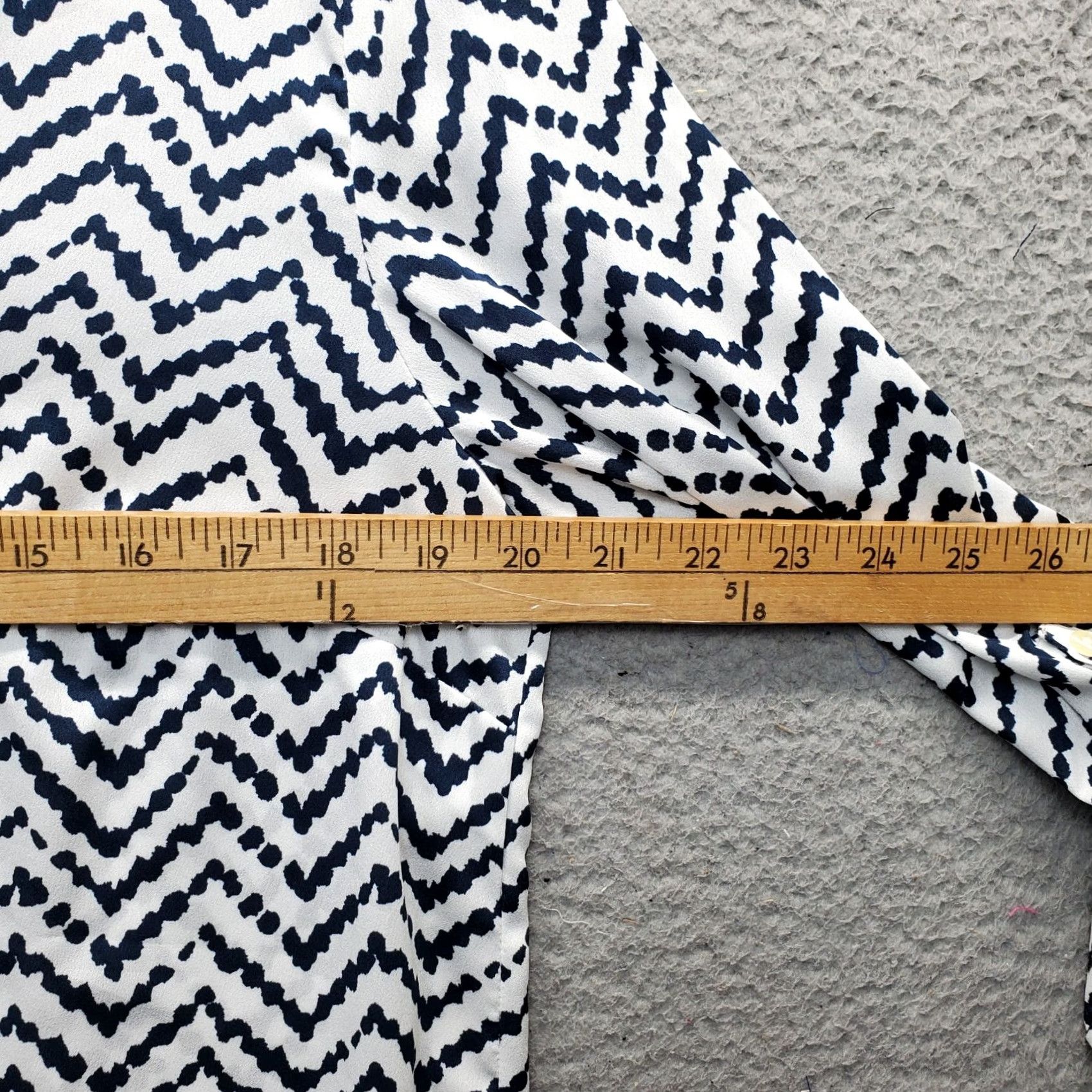 Ann Taylor Ann Taylor Shirt Womens 12 Multi Chevron Roll Tab Sleeve Button-Up Size XL / US 12-14 / IT 48-50 - 3 Thumbnail