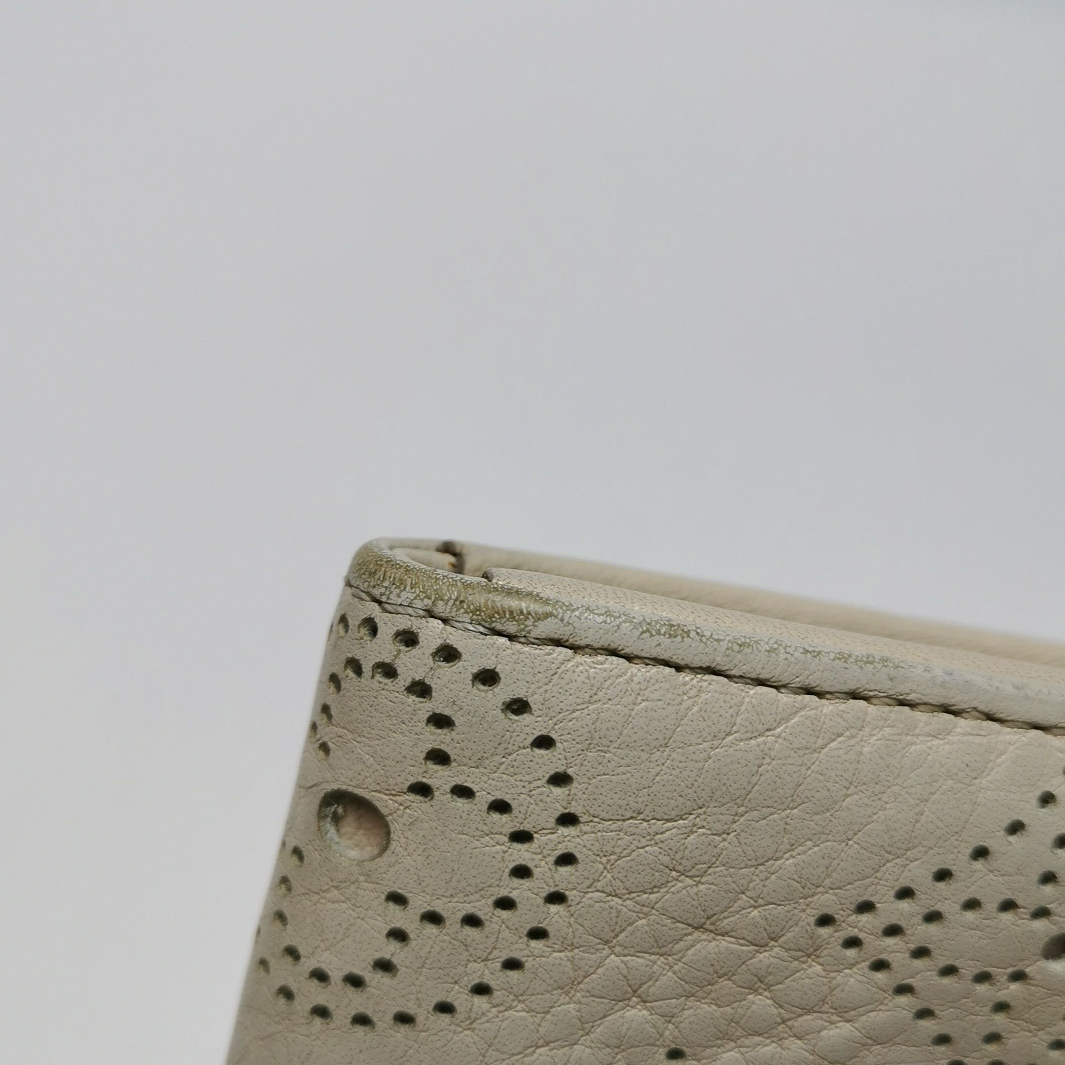 Louis Vuitton Louis Vuitton (LV) Mahina leather hollow monogram wallet -y Size ONE SIZE - 9 Thumbnail