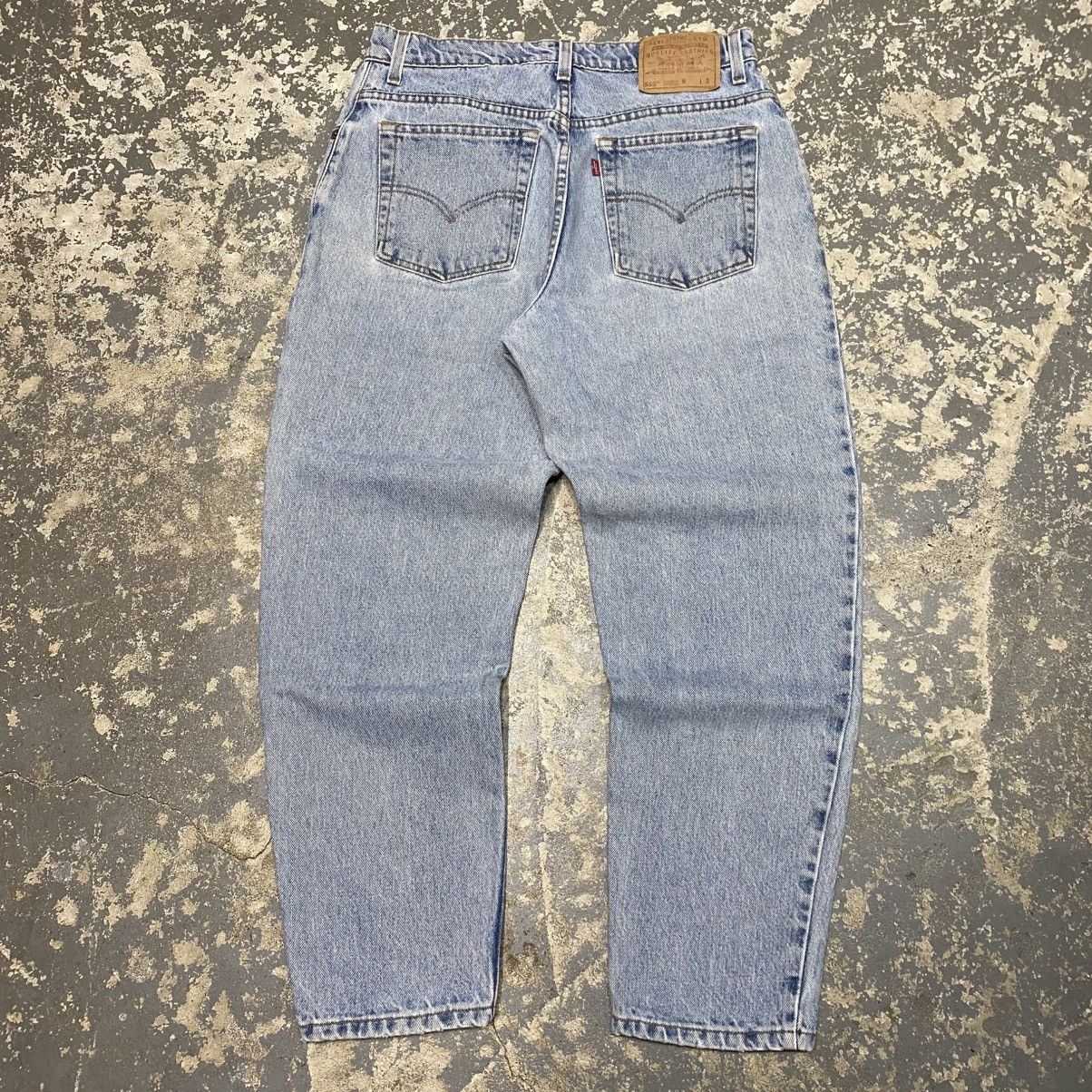 Japanese Brand × Levi's × Vintage Vintage Levis 550 Light Wash Relaxed Fit Denim Jeans 90s Size US 31 - 1 Thumbnail