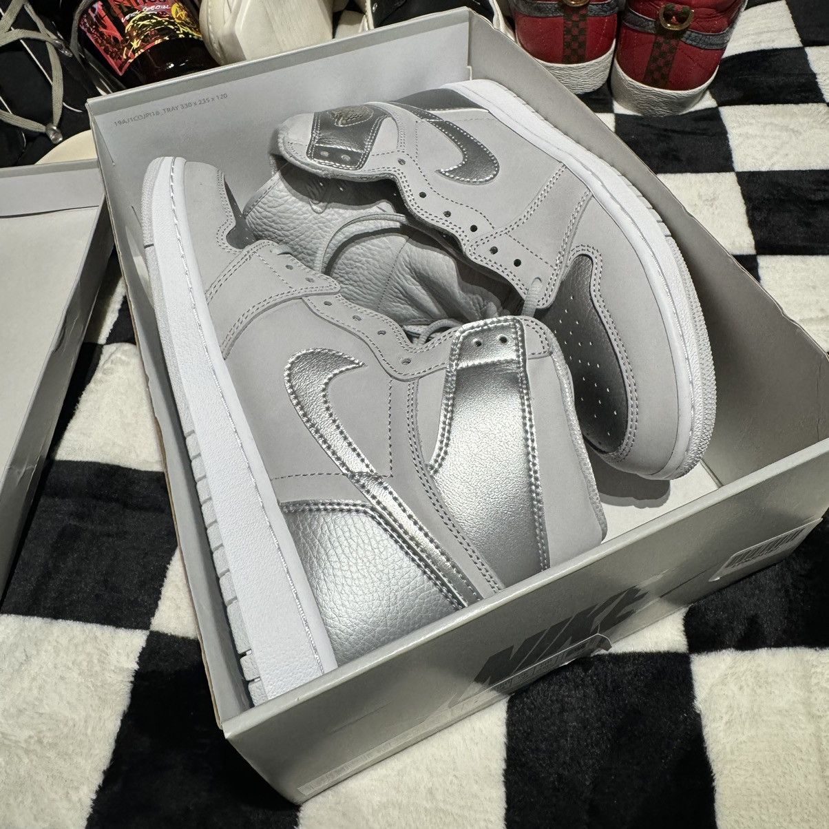 Jordan Brand RETRO 1 HI OG CO JP METALLIC SILVER Size US 10 / EU 43 - 8 Thumbnail