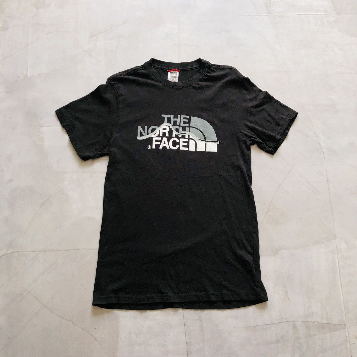 The North Face The North Face black Chest Printed Logo T-shirt Tee Y2K Size US L / EU 52-54 / 3 - 1 Thumbnail