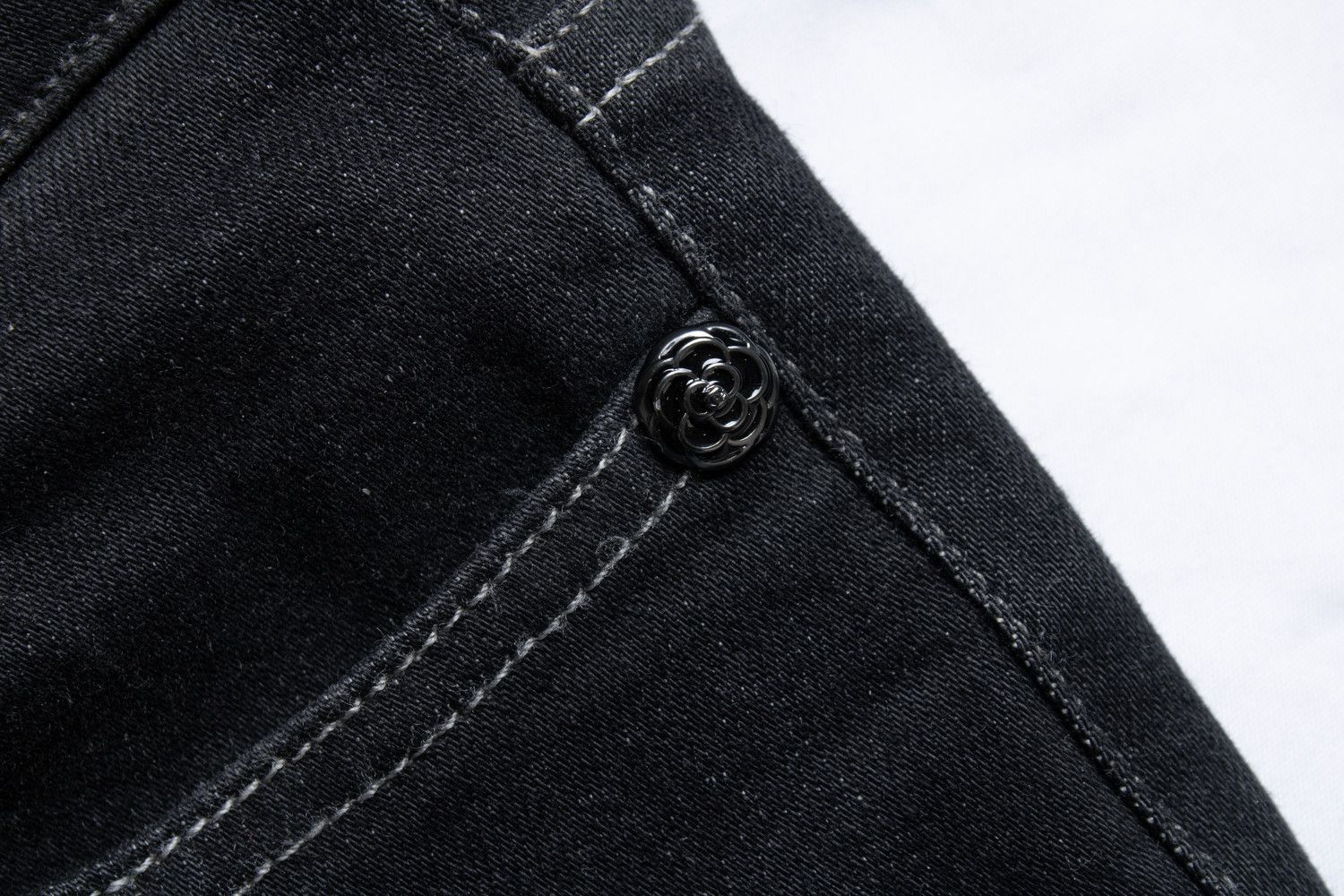 Chanel Chanel, black jeans with floral lasercut print Size 26" / US 2 / IT 38 - 8 Thumbnail