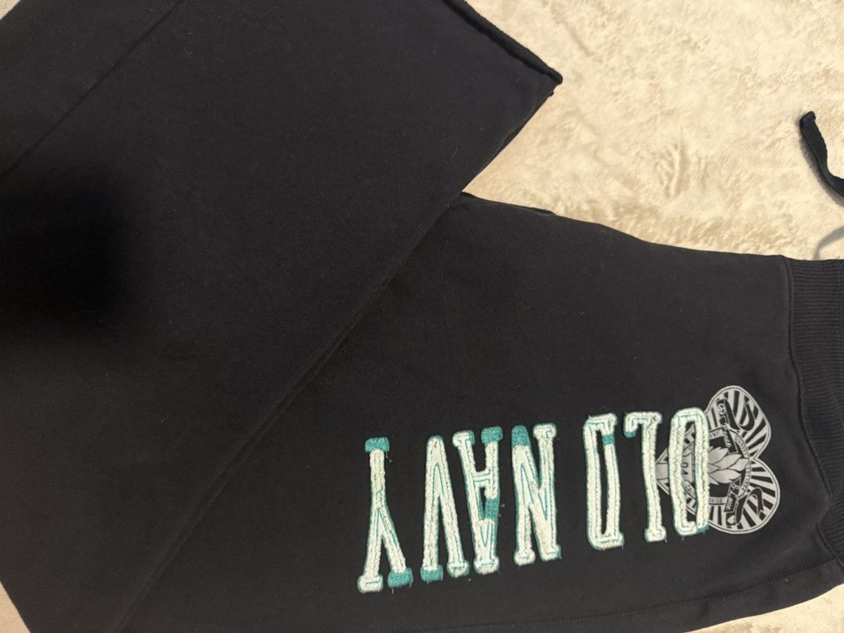 Old Navy Old Navy Embroidered Sweatpants – Black Joggers – Y2K Style Size 27" / US 4 / IT 40 - 1 Thumbnail