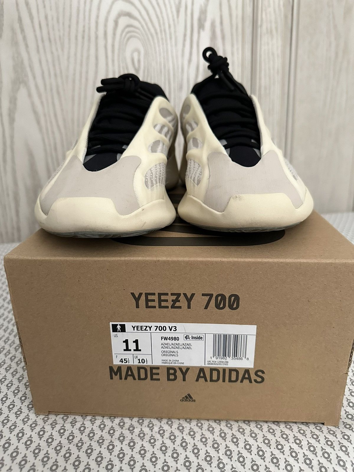 Adidas × Kanye West Adidas 700 V3 Size US 11 / EU 44 - 2 Thumbnail