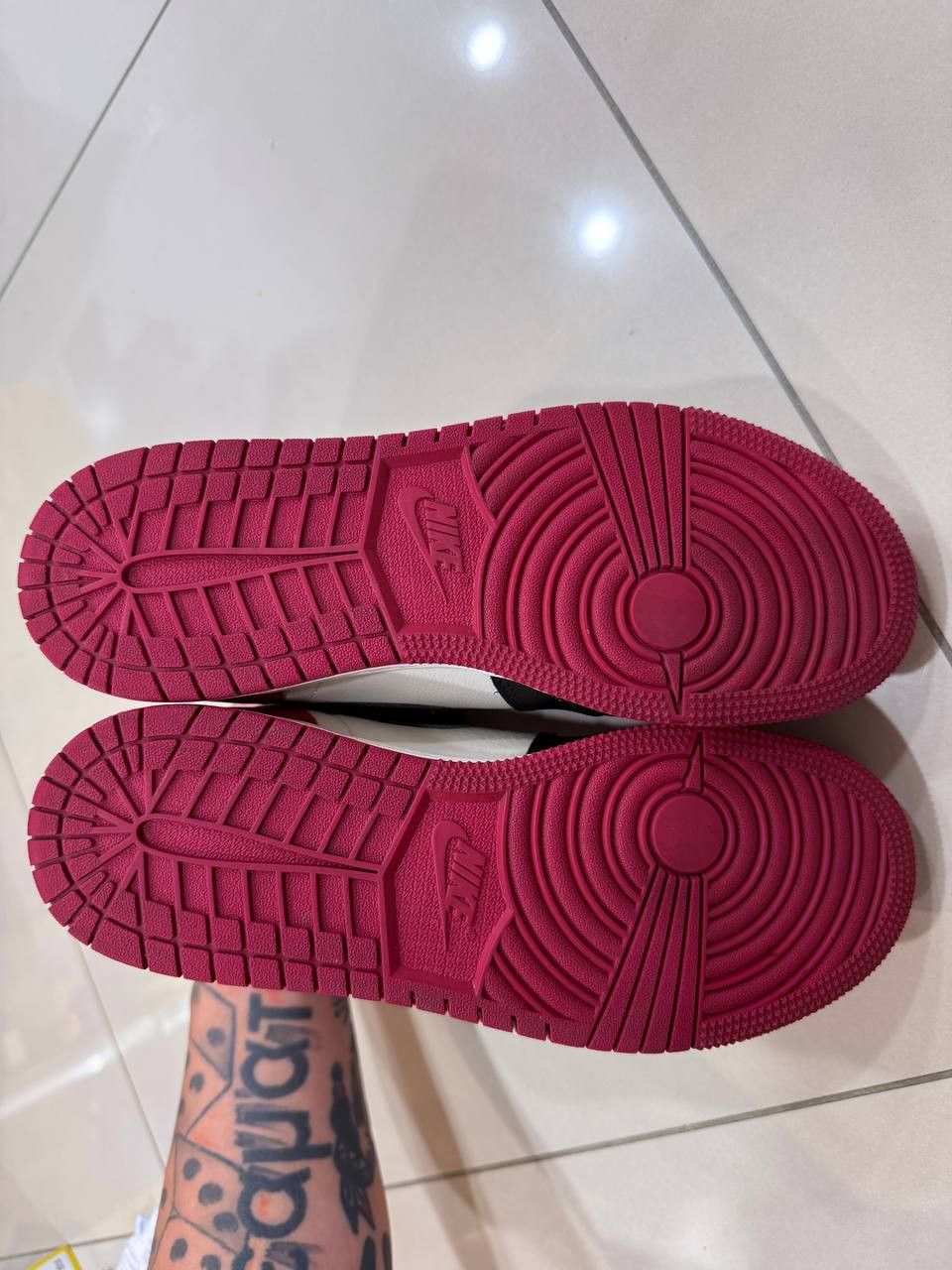 Nike Jordan 1 Retro High Bred Toe (GS) (2018) Size US 7 / IT 37 - 5 Thumbnail