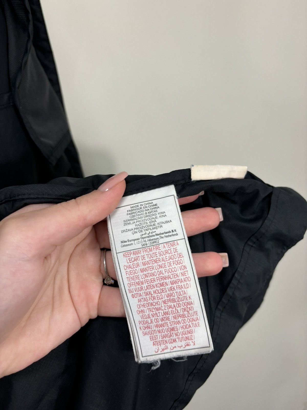 Nike Vintage Nike ACG 550 Outdoor Black Y2K Down Puffer Jacket Size US L / EU 52-54 / 3 - 13 Thumbnail
