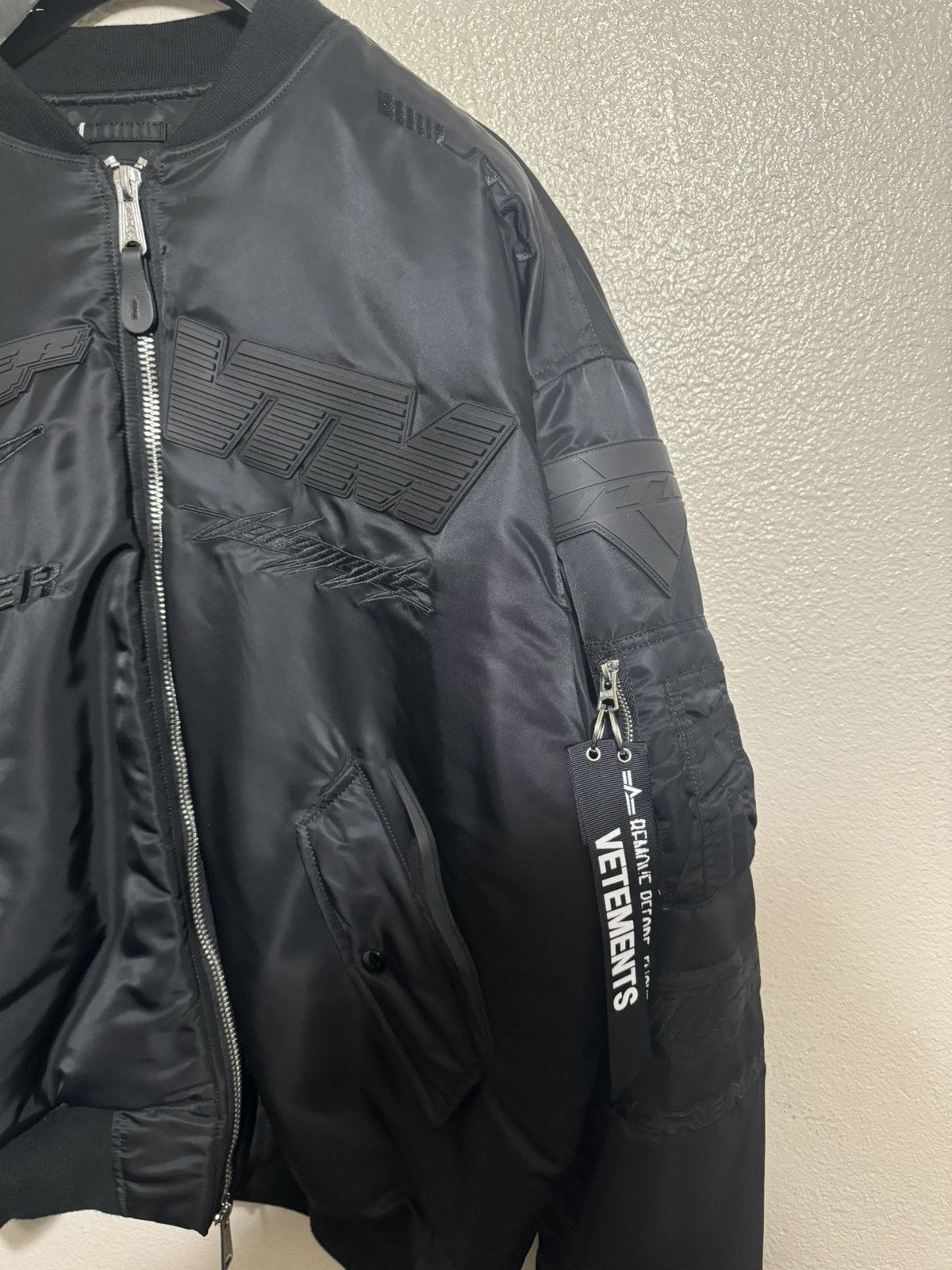 Vetements Vetements X Alpha Industries Blackout Racing Bomber Size US L / EU 52-54 / 3 - 2 Thumbnail
