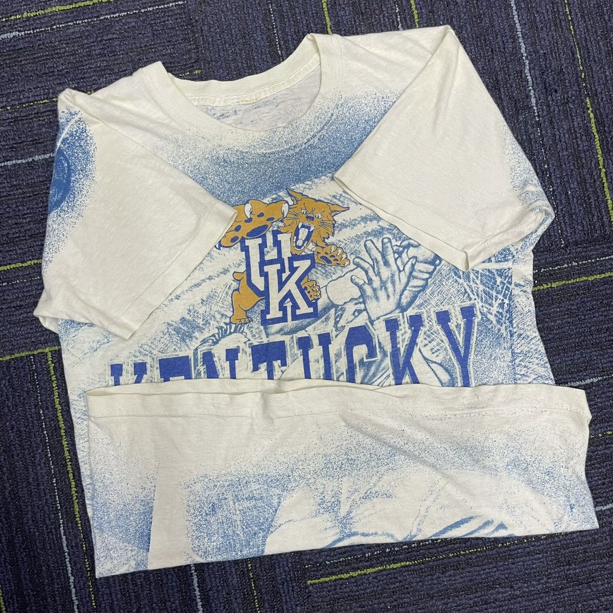 NBA × Vintage VINTAGE KENTUCKY WILDCATS 80s AOP STREETWEAR T SHIRT Size US L / EU 52-54 / 3 - 8 Thumbnail