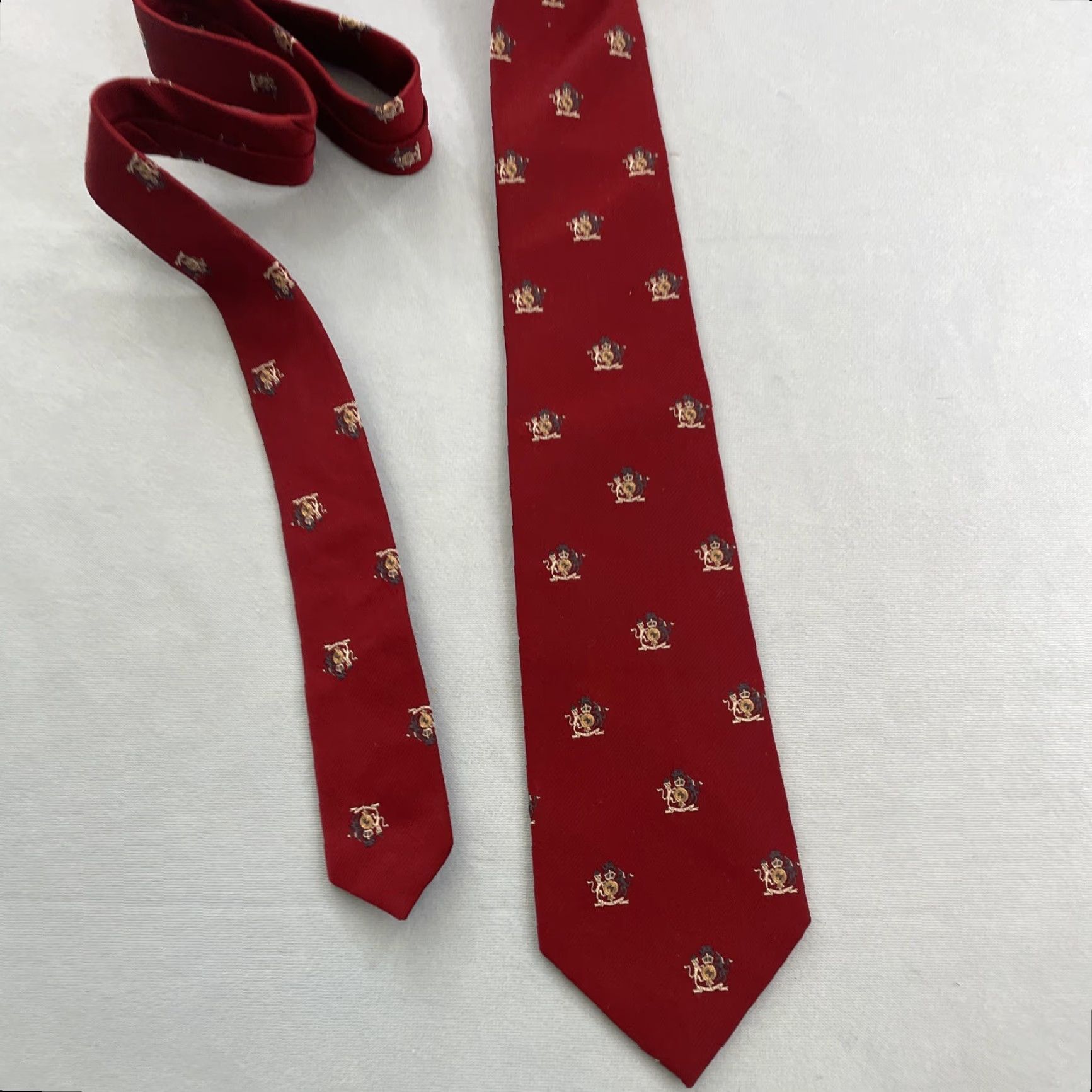 Vintage St. Clair's vtg Necktie Clubs English Woven Silk Poly Tie Unicorn Crest Red 3x57 Size ONE SIZE - 7 Thumbnail