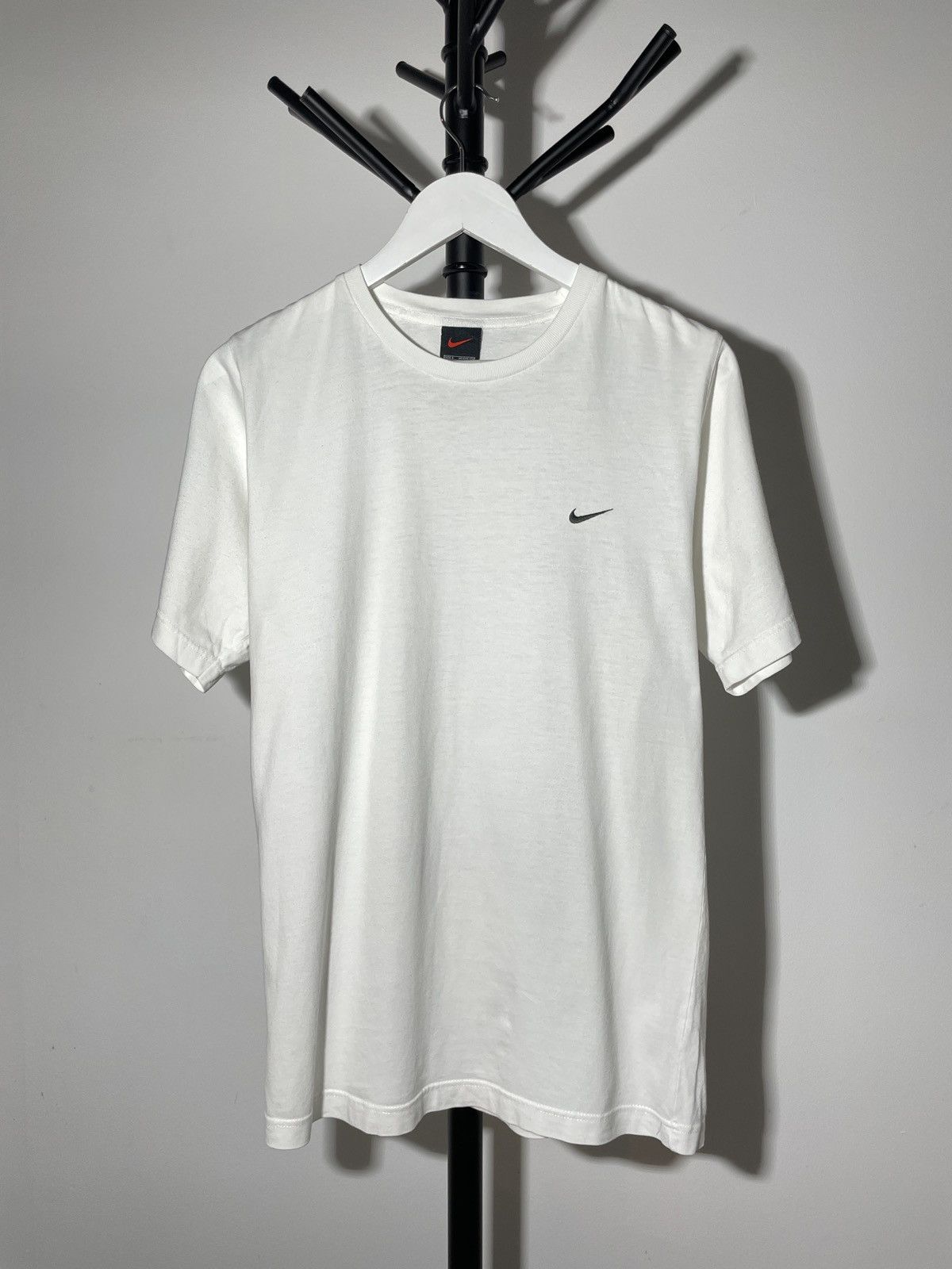 Nike × Vintage Vintage Y2K Nike Small Swoosh Logo Basic T-shirt Size US S / EU 44-46 / 1 - 1 Thumbnail