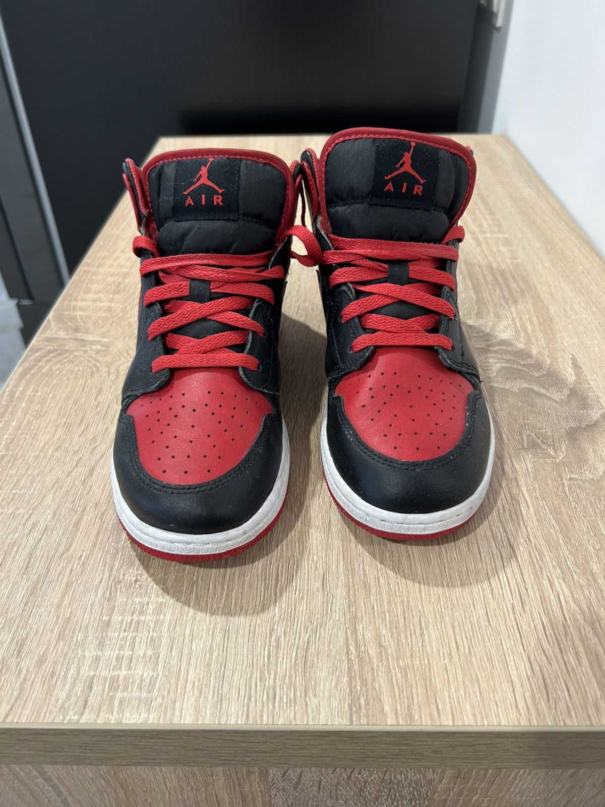 Jordan Brand × Nike Jordan Brand Air Jordan 1 Mid "Bred" Size US 5.5 / EU 38 - 6 Thumbnail