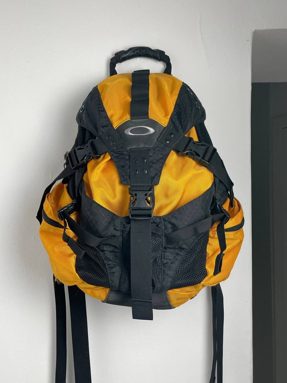 Oakley × Vintage Oakley Vintage BagPack Center Logo Rare Item Outdoor Y2K Size ONE SIZE - 1 Thumbnail