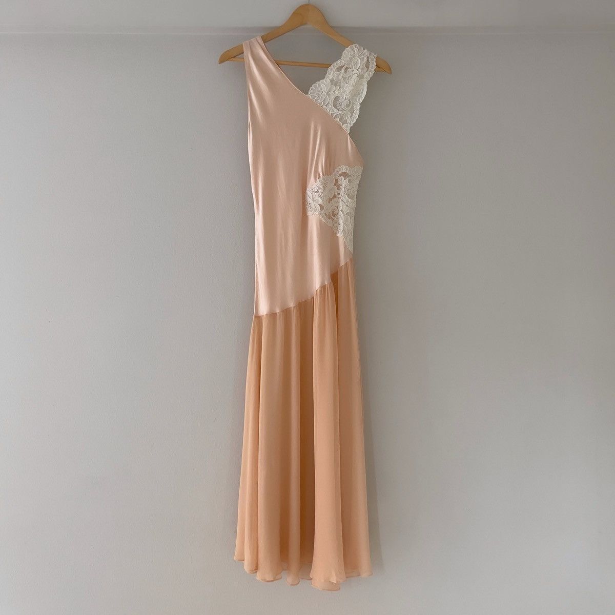 Victoria's Secret Victoria’s Secret 1990s Peach Silk & Lace Slip Gown (S–M) Size M / US 6-8 / IT 42-44 - 12 Thumbnail