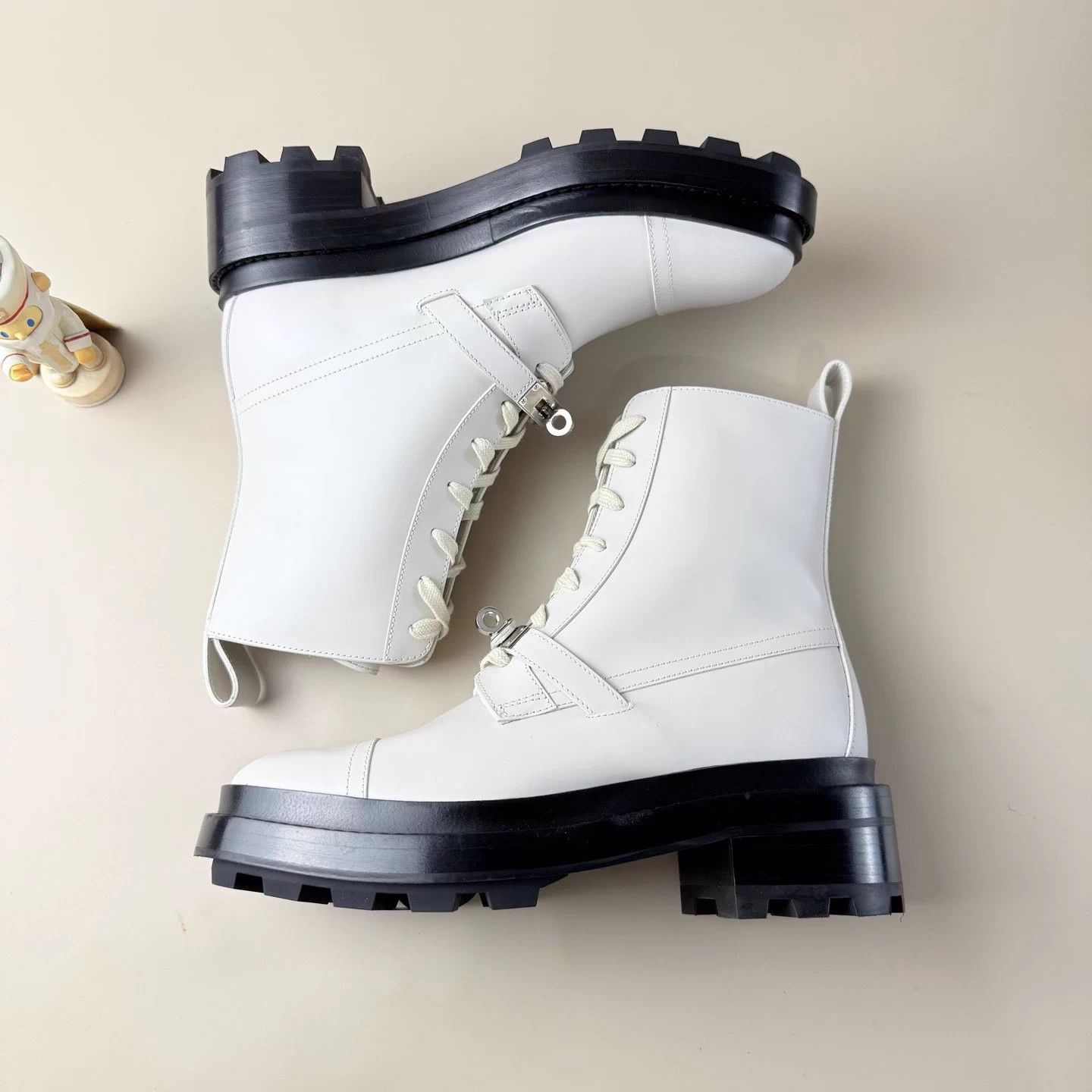 Hermes Hermes Ivory Kelly buckle laced short boots EU36.5 Size US 5.5 / IT 35.5 - 5 Thumbnail
