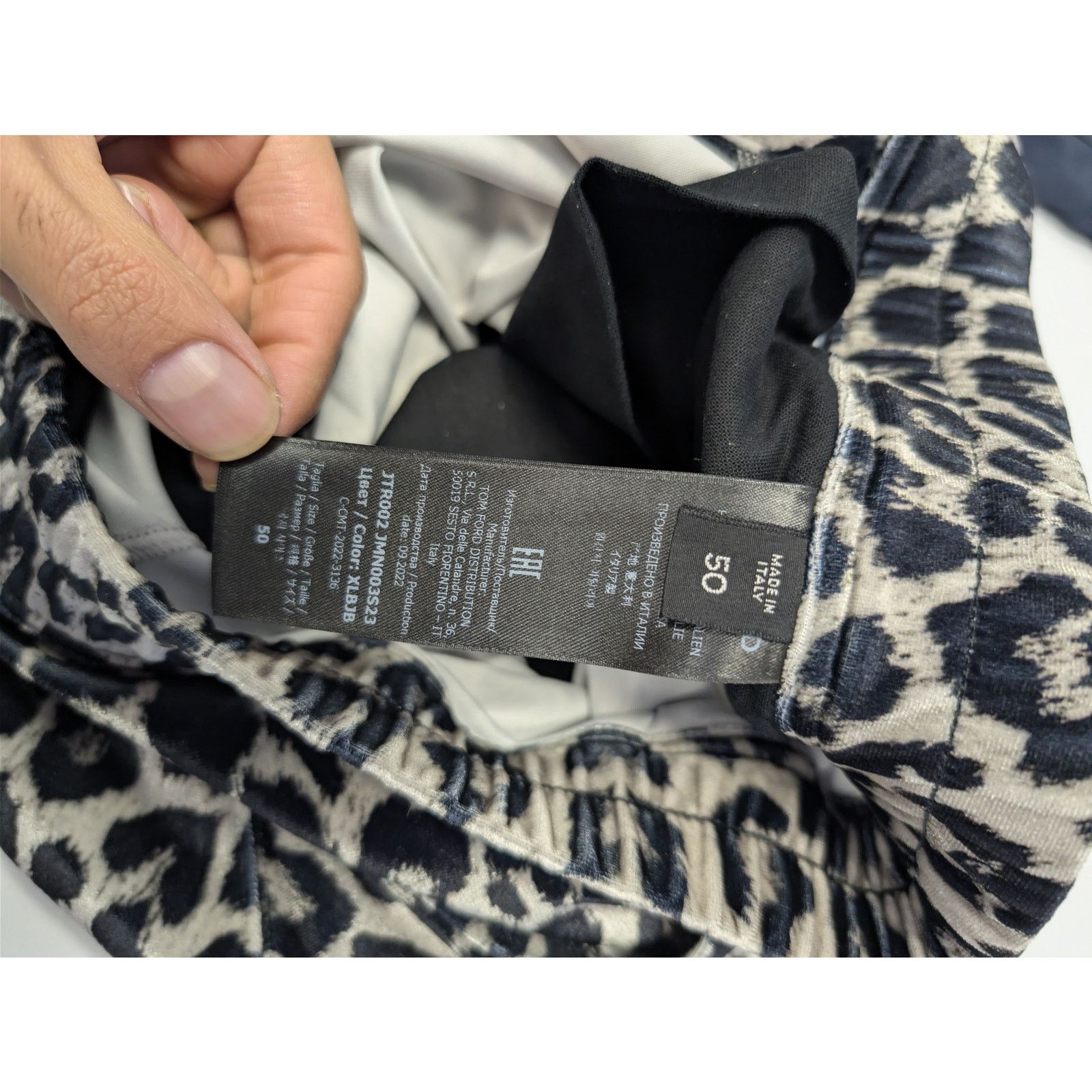 Tom Ford o1rshd1 Leopard-Print Cut and Sewn Knitted Shorts in Black Size US 34 / EU 50 - 17 Thumbnail