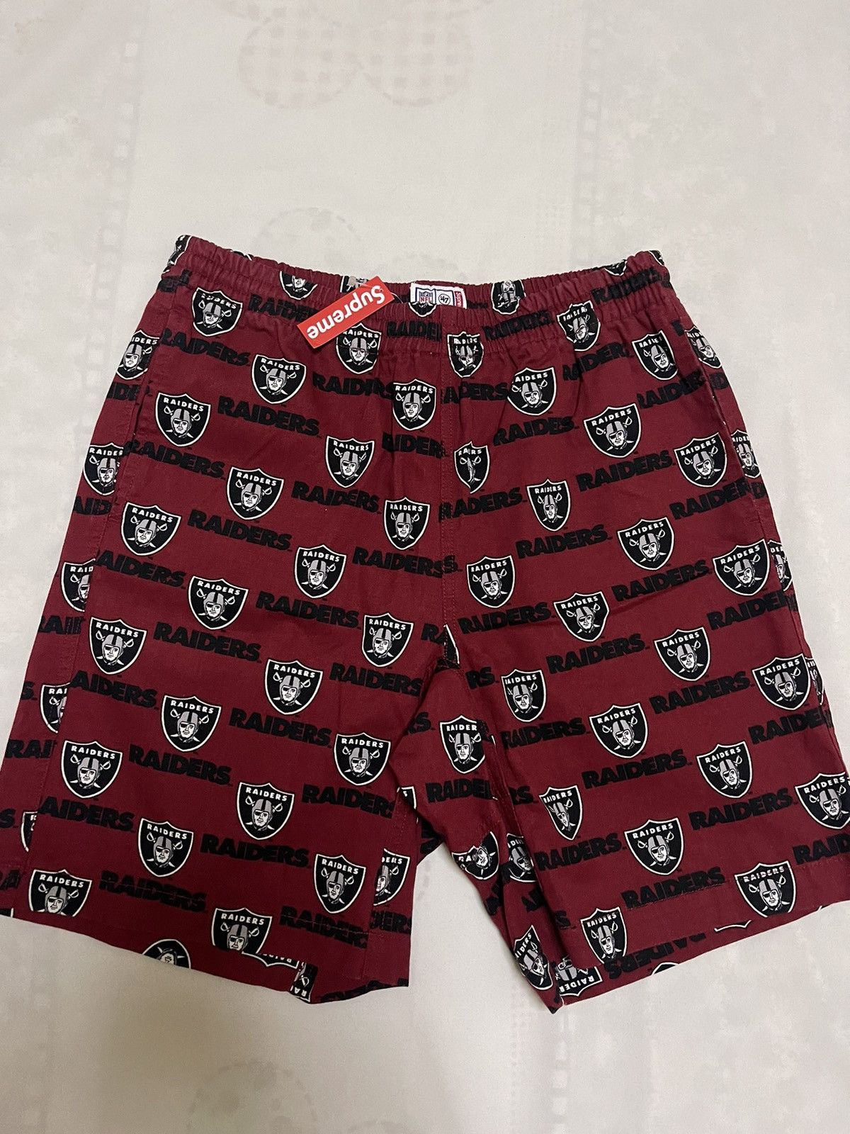 Supreme Supreme NFL raiders 47 twill short light burgundy Size US 30 / EU 46 - 1 Thumbnail