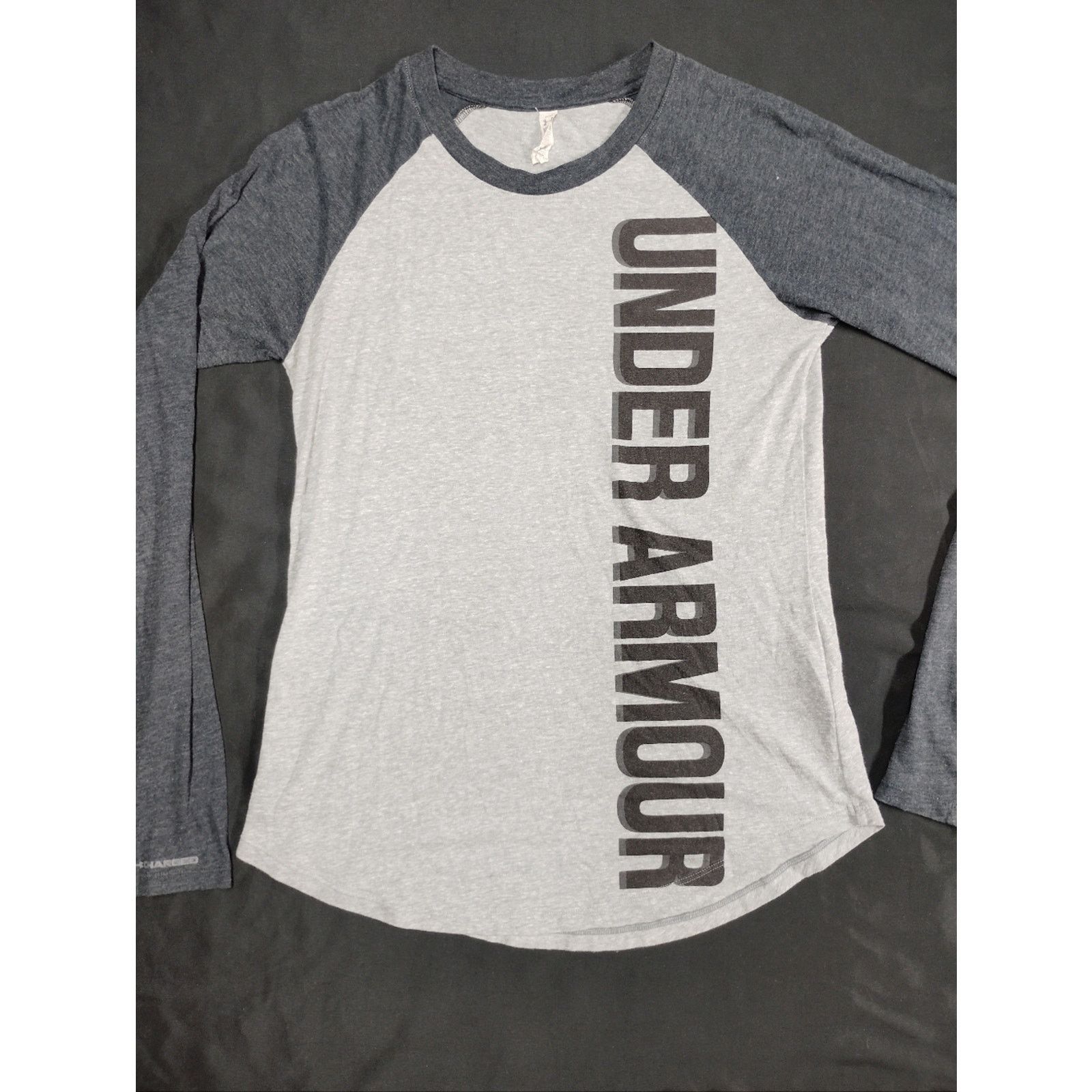 Under Armour Under Armour Light Gray w Navy Raglan Sleeves Long-Sleeve Size M / US 6-8 / IT 42-44 - 1 Thumbnail
