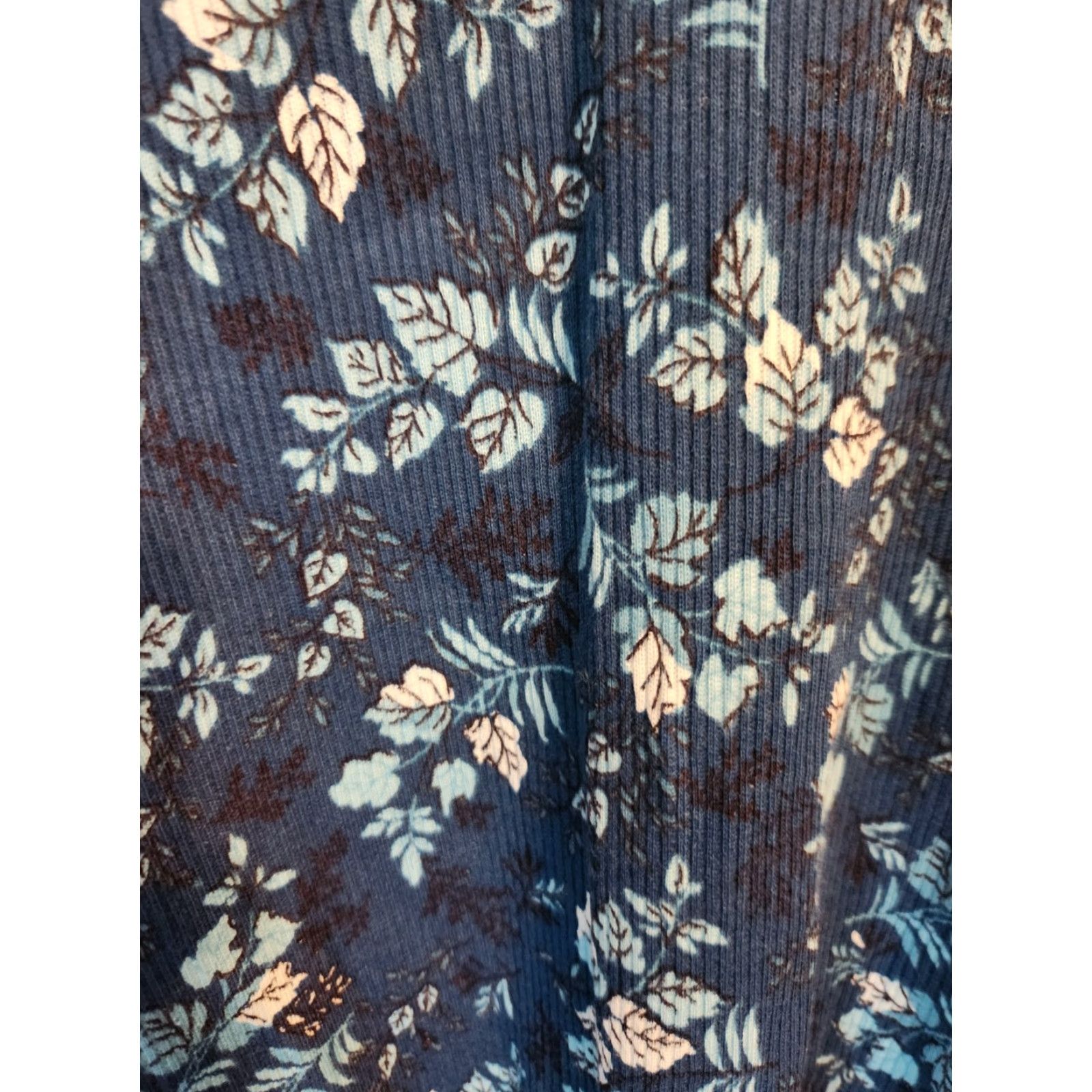 Essentials Essentials by Maggie Teal Floral Ribbed Texture V-Neck Top Shirt Plus 30/32 Blue Women Mens Girls Size 4XL / US 24-26 - 3 Thumbnail