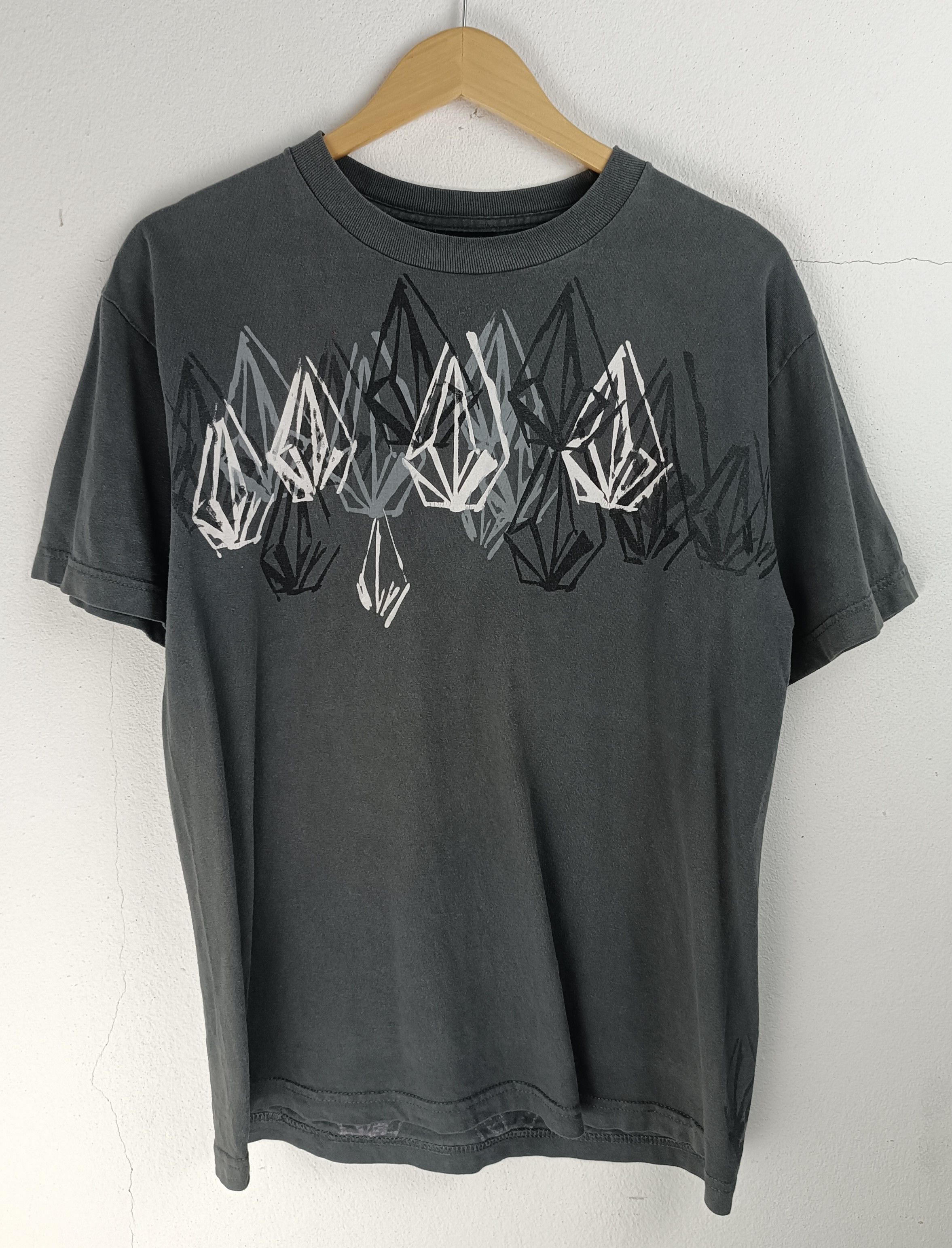Vintage VINTAGE 2000s VOLCOM CLASSIC AOP SKATEBOARDING GRUNGE Y2K Ts Size US M / EU 48-50 / 2 - 3 Thumbnail