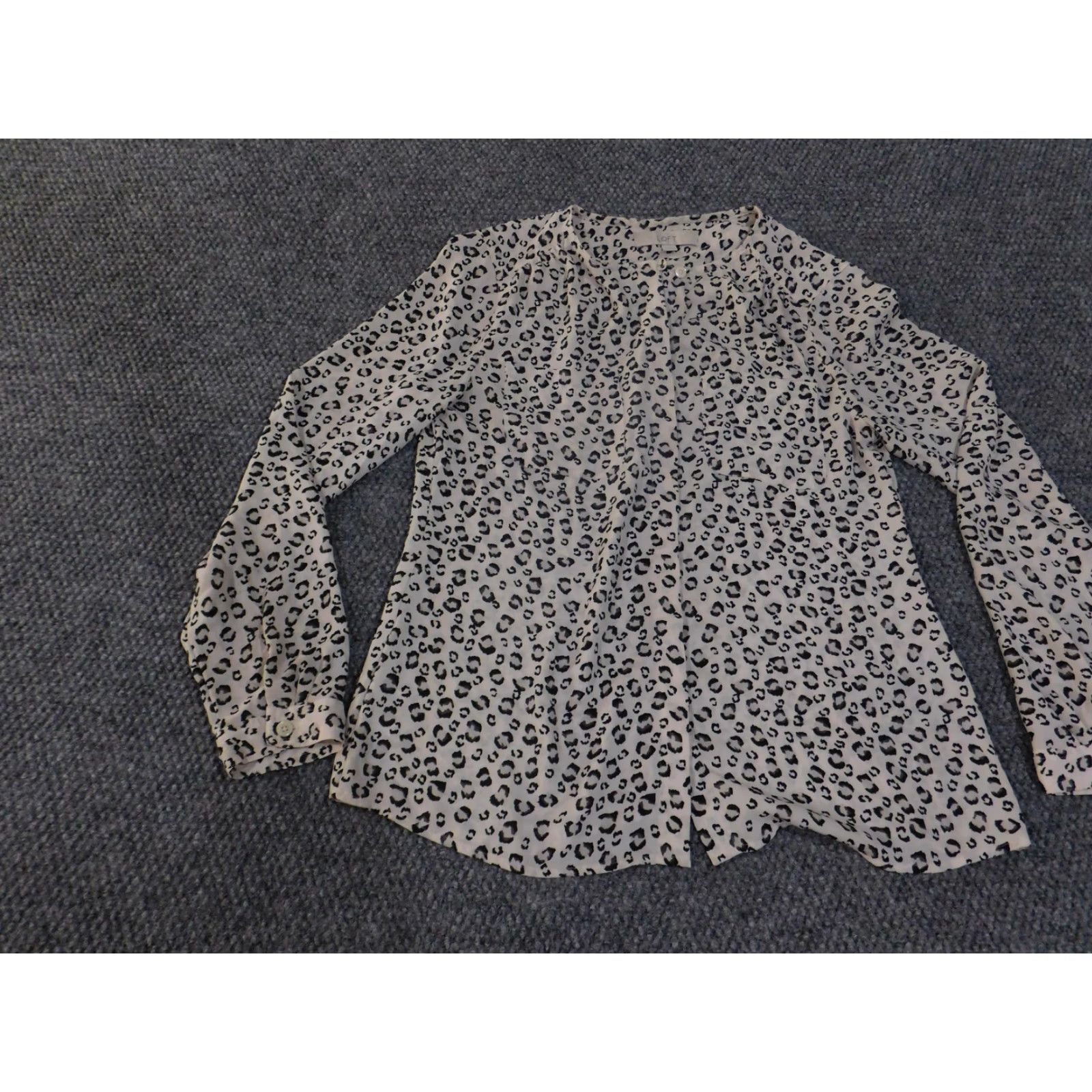 Loft Loft Shirt Womens Small Gray Black Leopard Print Long Sleeve Blouse Animal Pattern Size S / US 4 / IT 40 - 2 Thumbnail