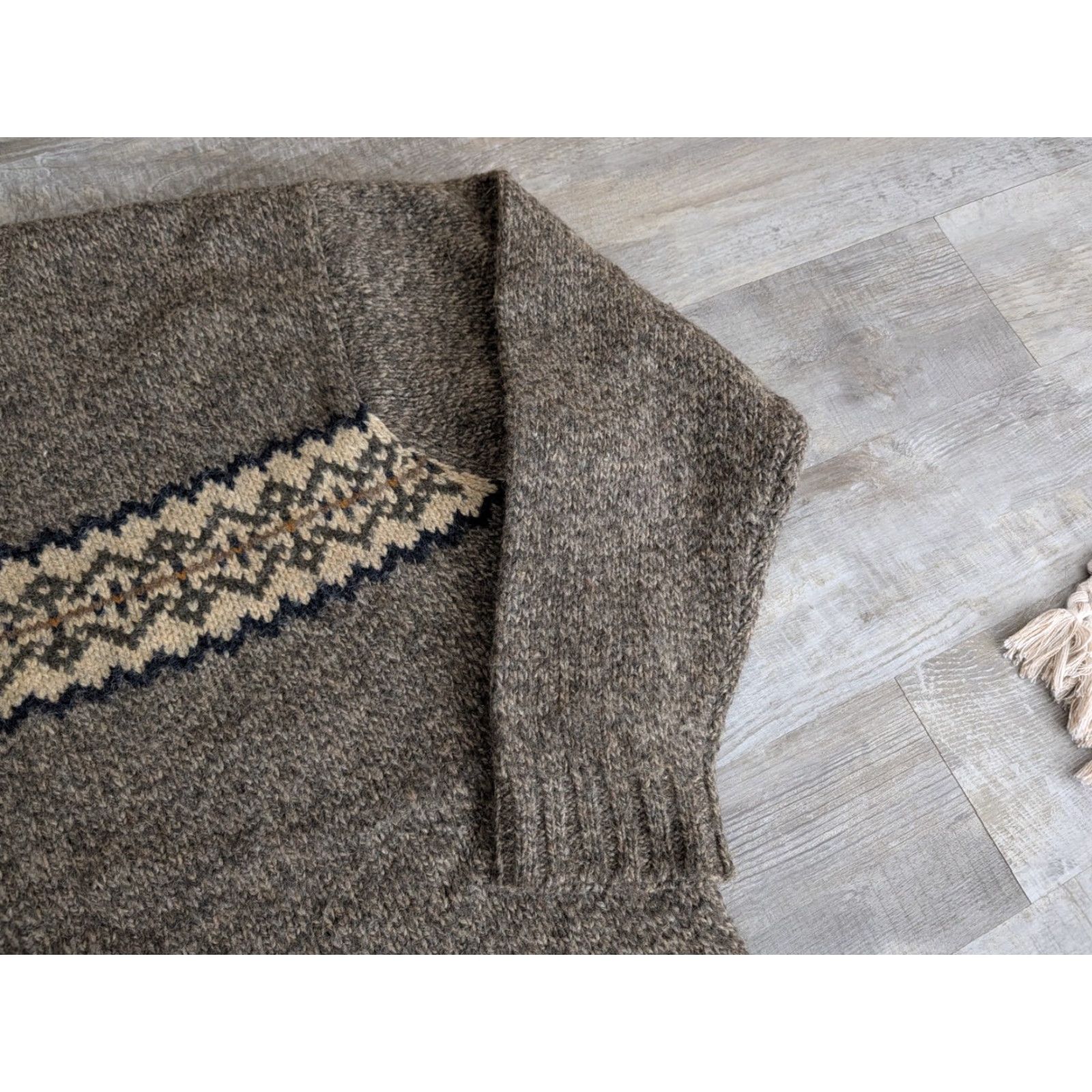 Abercrombie & Fitch VINTAGE Abercrombie & Fitch Mens Heavy Sweater XL Wool V-Neck Fair Isle Donegal Pullover Beige 90s Retro Holiday Winter Knit-Style Pullover Mens Size US XL / EU 56 / 4 - 4 Thumbnail
