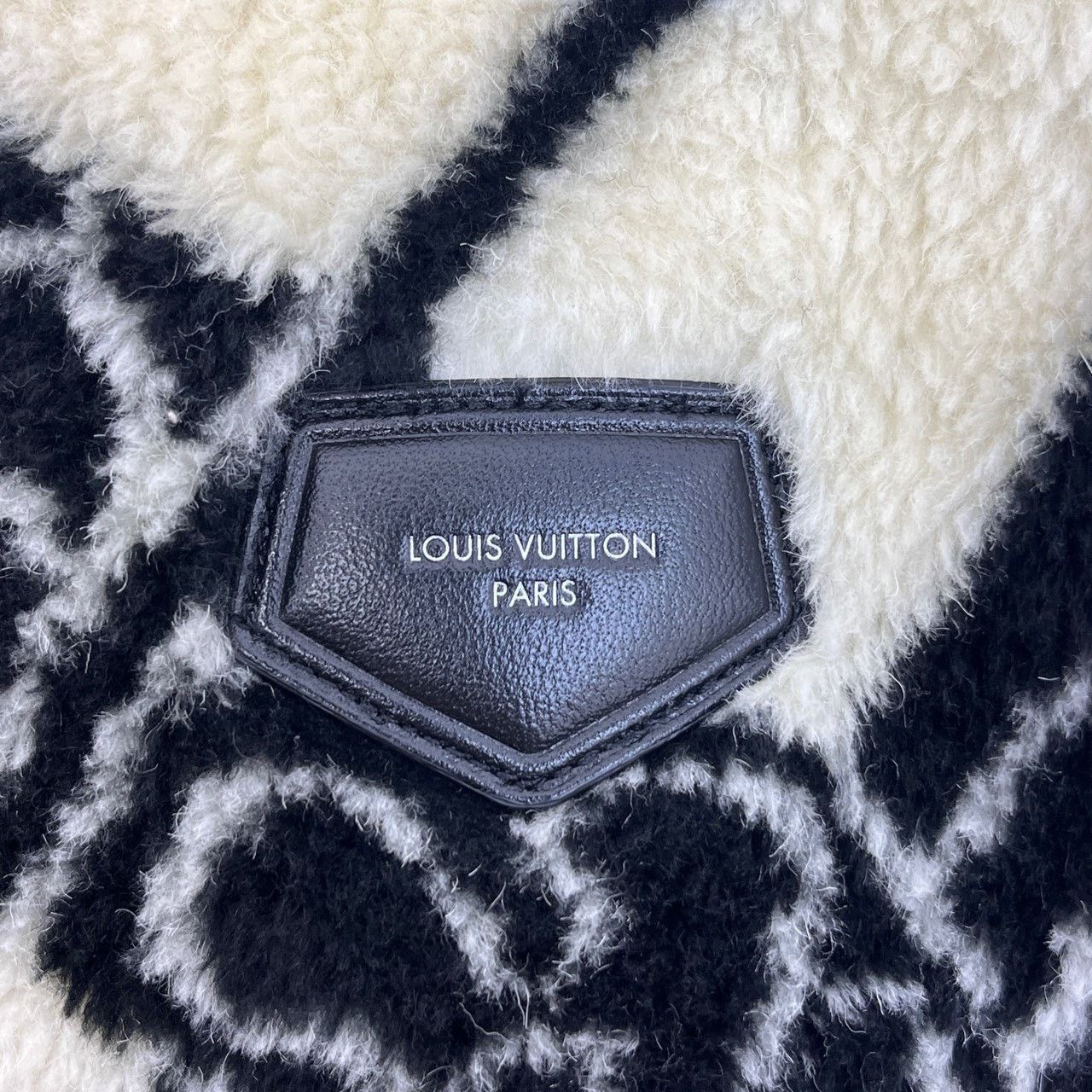 Louis Vuitton Louis Vuitton Black and white jacquard suede jacket Nextarr Size US S / EU 44-46 / 1 - 7 Thumbnail