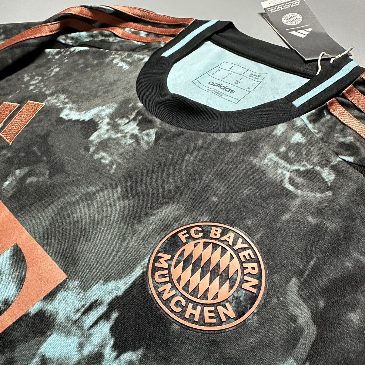 Vintage BAYERN ADIDAS 2024/2025 FOOTBALL AWAY JERSEY #19 DAVIES Size US L / EU 52-54 / 3 - 7 Thumbnail
