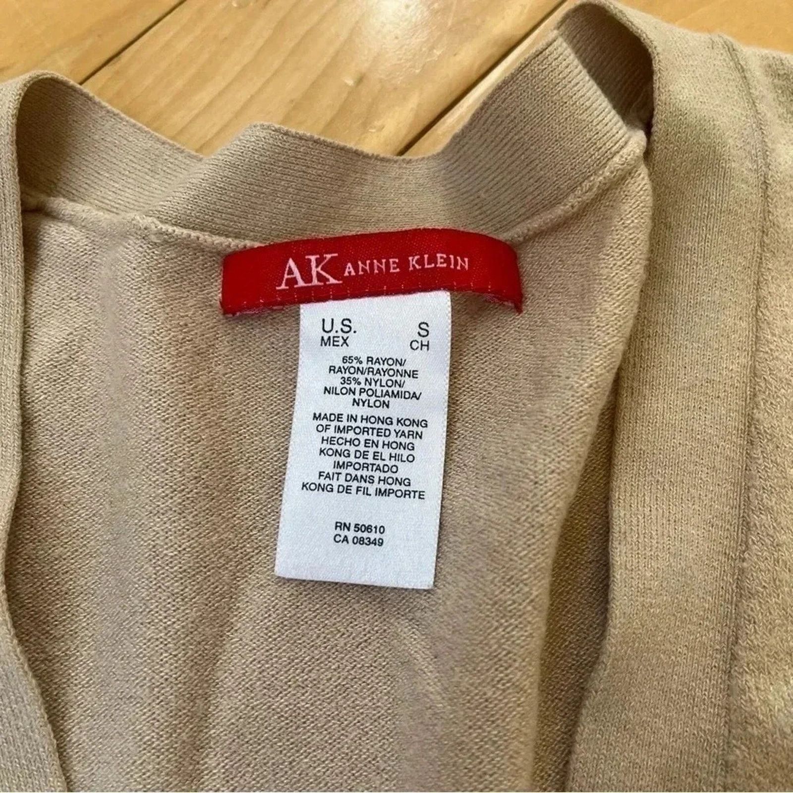 Anne Klein Anne Klein V-Neck Lightweight Beige Cardigan Button Up Sz S Size S / US 4 / IT 40 - 3 Thumbnail