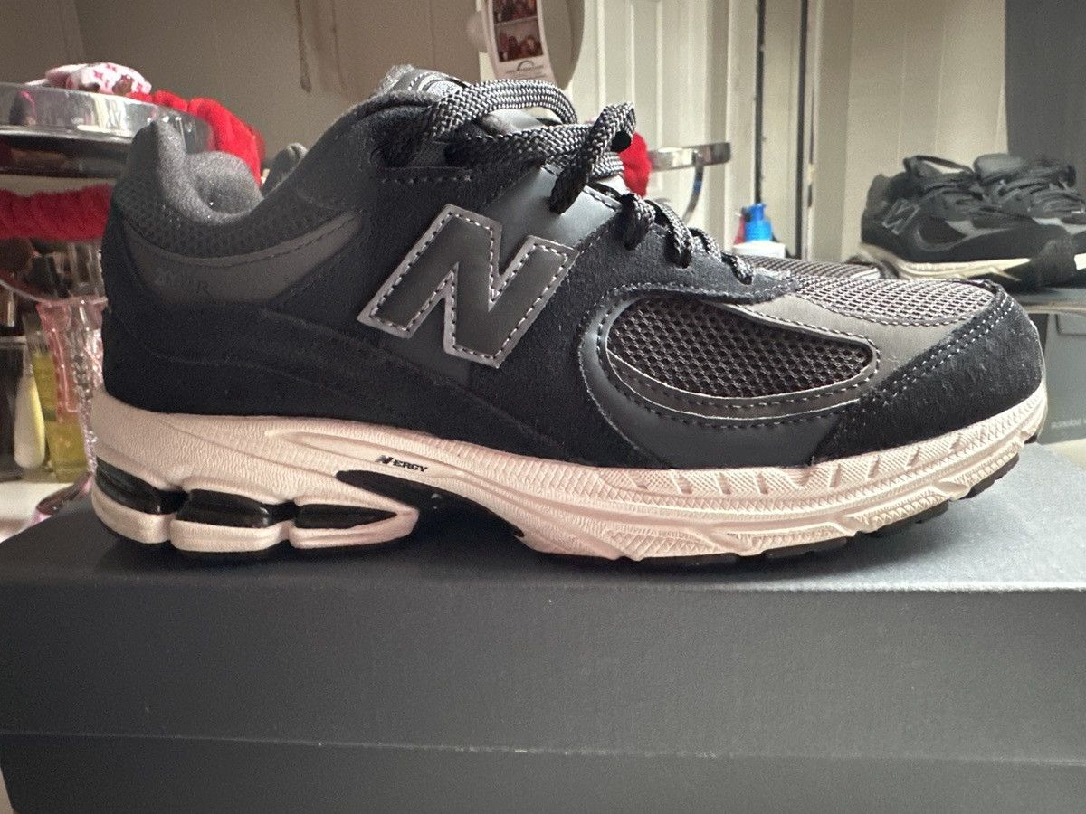 New Balance NEW BALANCE 2002 GS (GRADE SCHOOL) Size US 7 / EU 40 - 2 Thumbnail