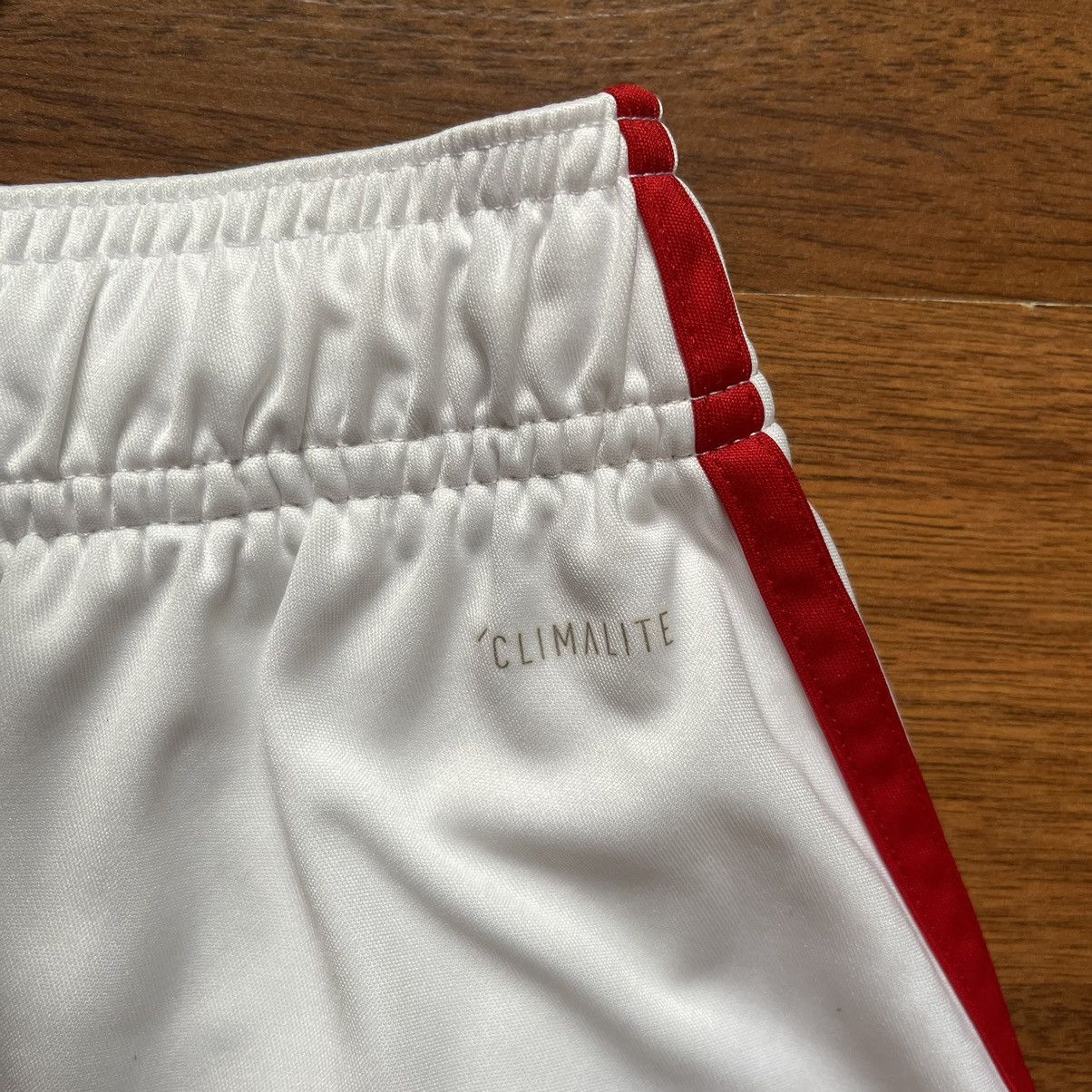 Adidas ARSENAL ADIDAS 2019/2020 FOOTBALL SOCCER HOME SHORTS Size US 30 / EU 46 - 5 Thumbnail