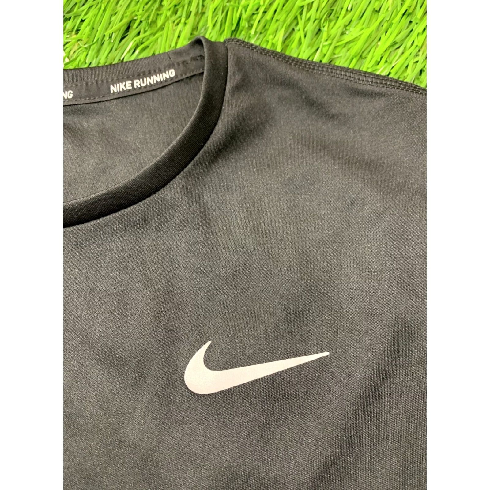 Nike NIKE DRI-FIT 2022 RUNNING Women LONG SLEEVE SHIRT Jersey Tee ORIGINAL SIZE S Black Training 2022 Nike Running Womens Shirts L/S Jersey Tee Size S / US 4 / IT 40 - 3 Thumbnail