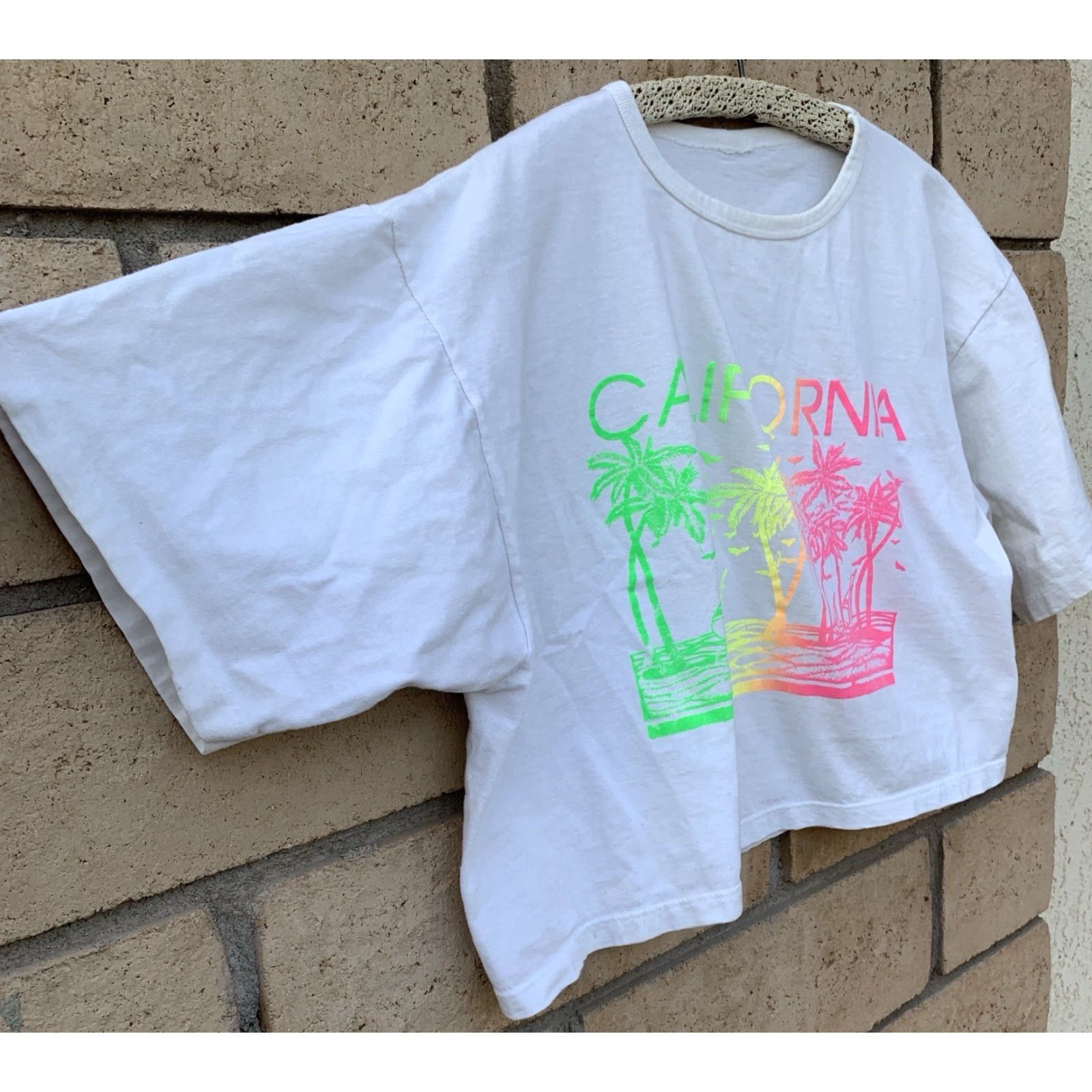 Vintage VINTAGE California Cropped T Shirt One Size White 80s 1980s Cropped T-Shirt Neon Graphics Sailboats Palm Trees Tropical Womens Shirt Size ONE SIZE - 3 Thumbnail