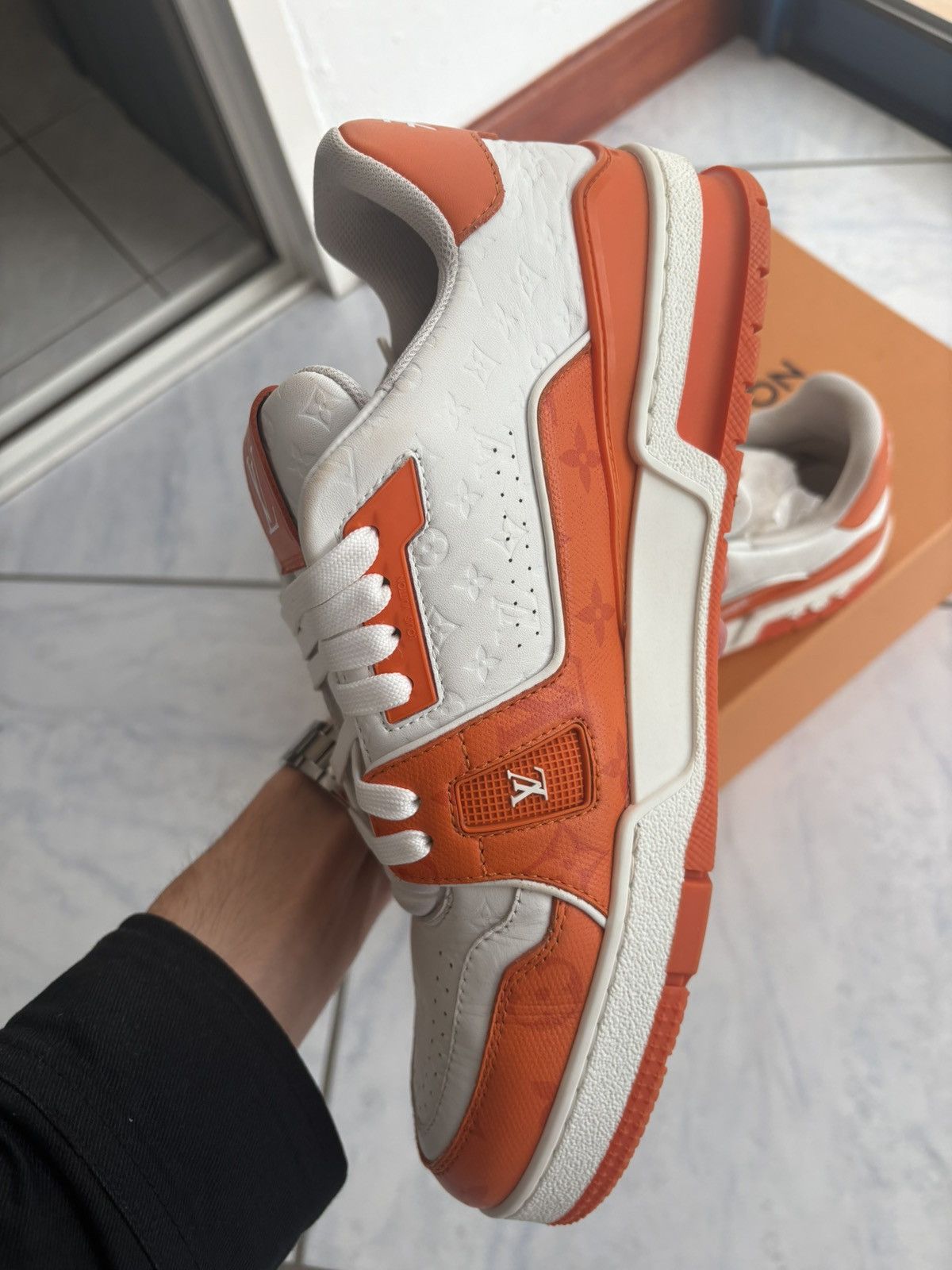 Louis Vuitton Louis vuitton trainer orange blanc signature #54 size 9 Size US 9 / EU 42 - 7 Thumbnail