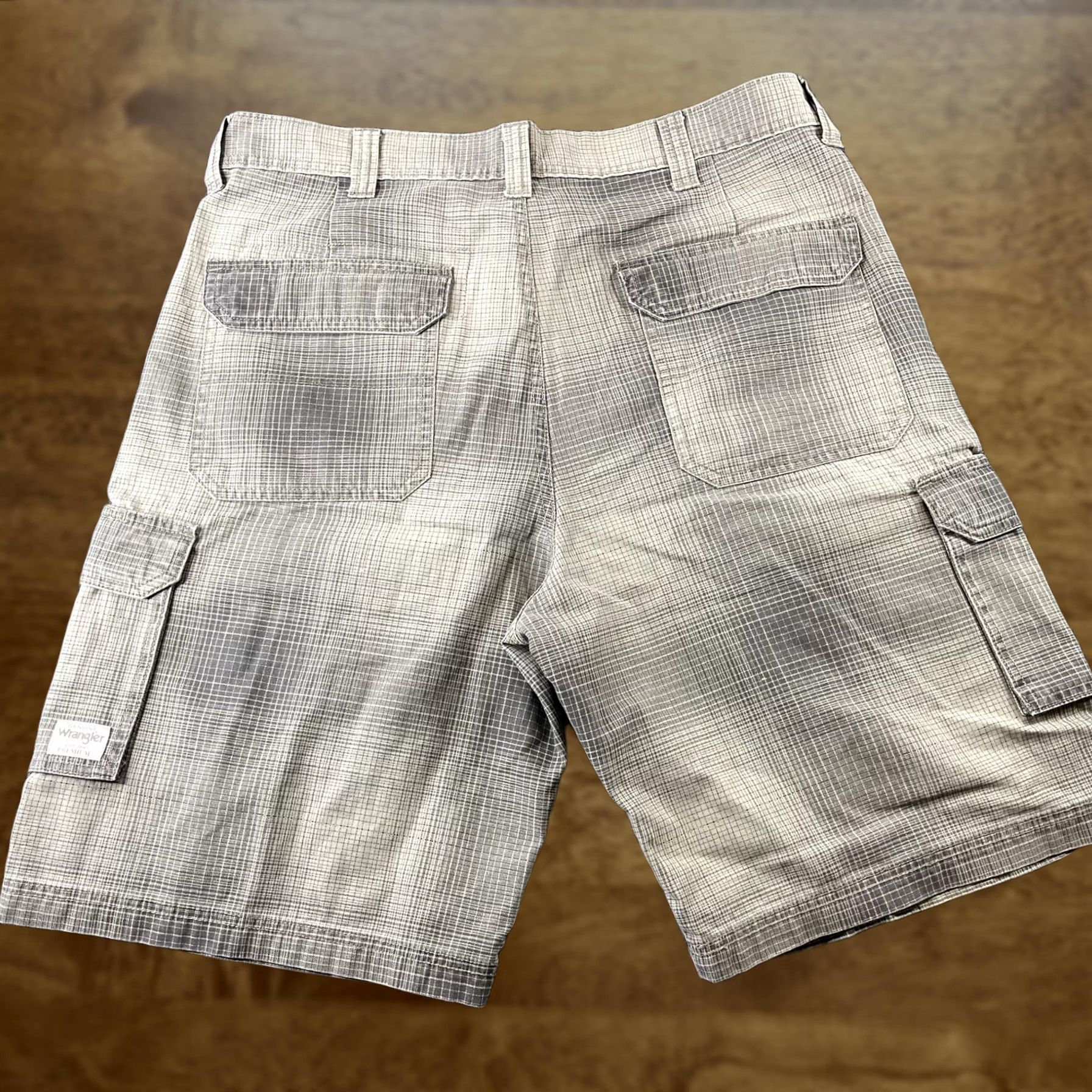 Wrangler Wrangler Cargo Shorts Mens 36 Beige Check Pleated Pockets Casual Workwear Cotton Size US 36 / EU 52 - 1 Thumbnail