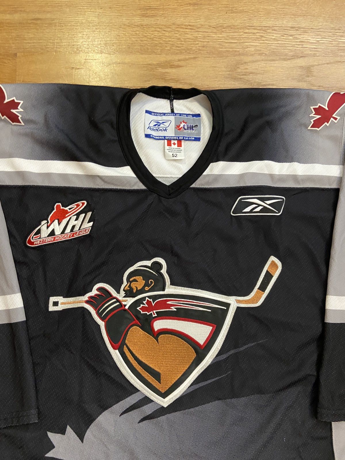 Reebok Vancouver Giants authentic alternate hockey jersey Size US L / EU 52-54 / 3 - 7 Thumbnail