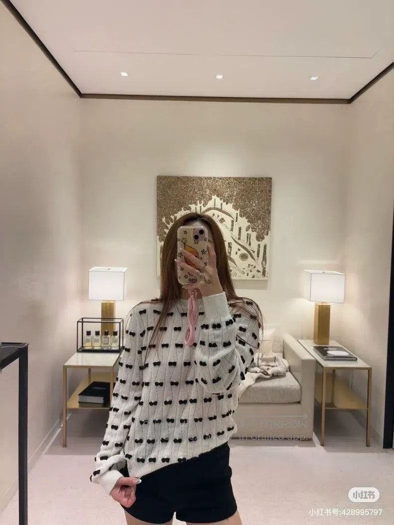 Chanel Chanel 25k metres white round neck long-sleeved bow knitte Size XS / US 0-2 / IT 36-38 - 3 Thumbnail