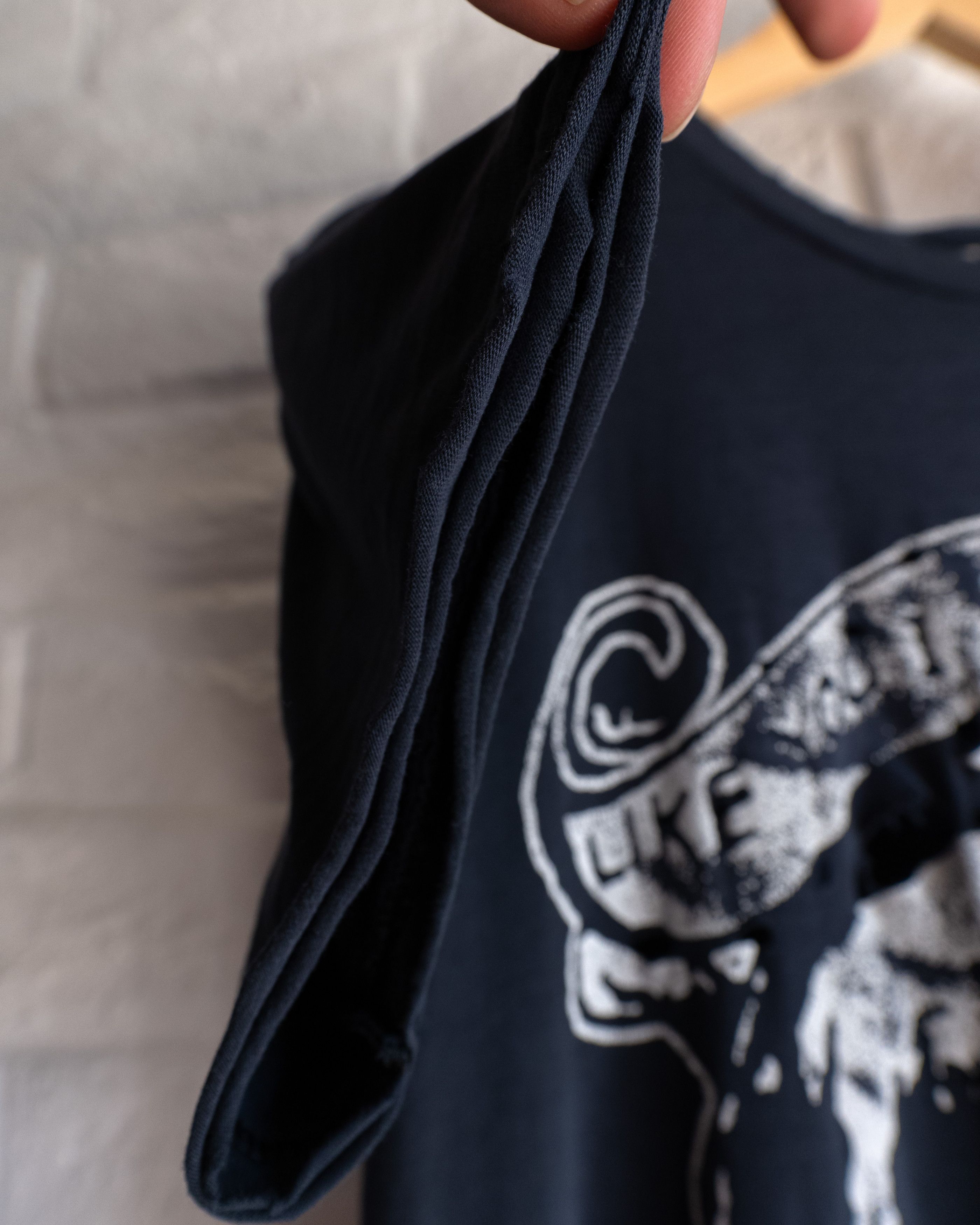Vintage Vintage Jolly Roger Skull Print T Shirt Y2K Men's L Thrashed Size US L / EU 52-54 / 3 - 5 Thumbnail