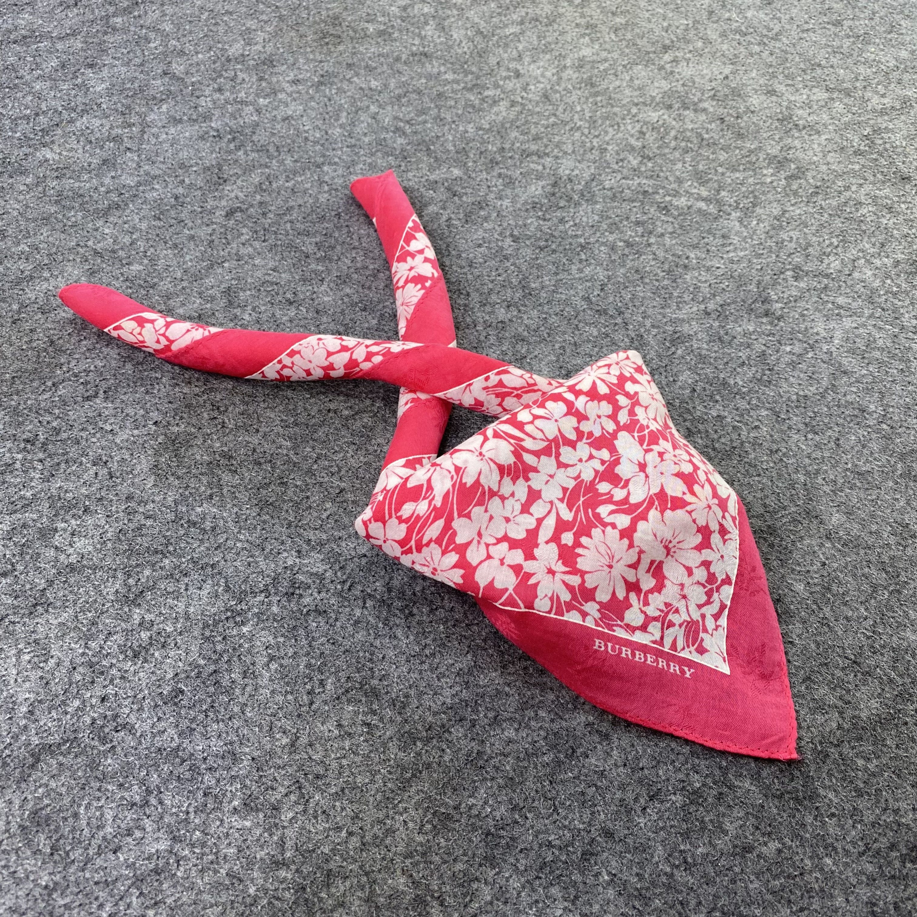 Burberry Burberry Handkerchief Neckerchief Bandana-B1926 Size ONE SIZE - 1 Thumbnail
