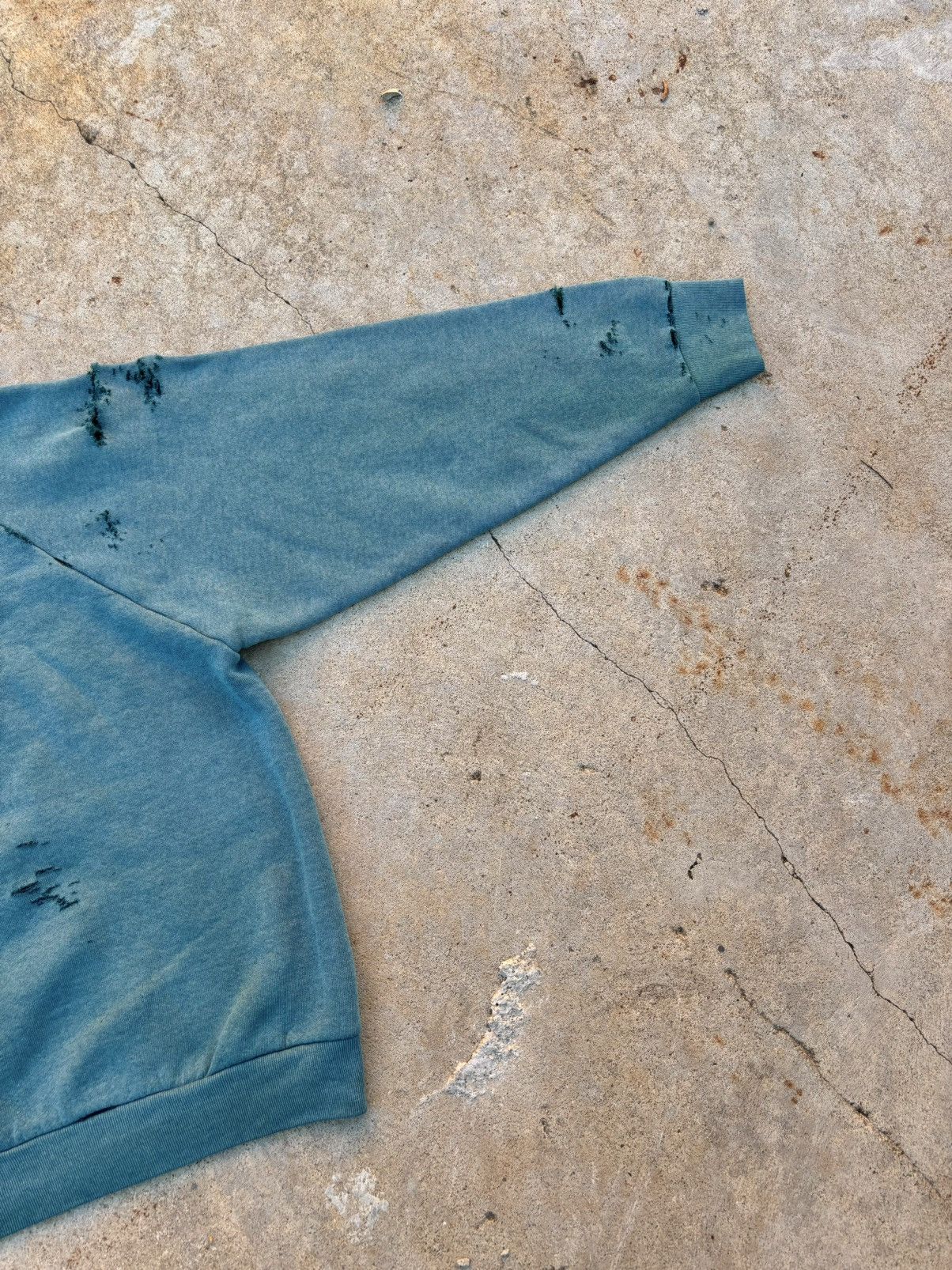 Vintage Thrashed Fruit Of The Loom Sweatshirt Size US L / EU 52-54 / 3 - 17 Thumbnail
