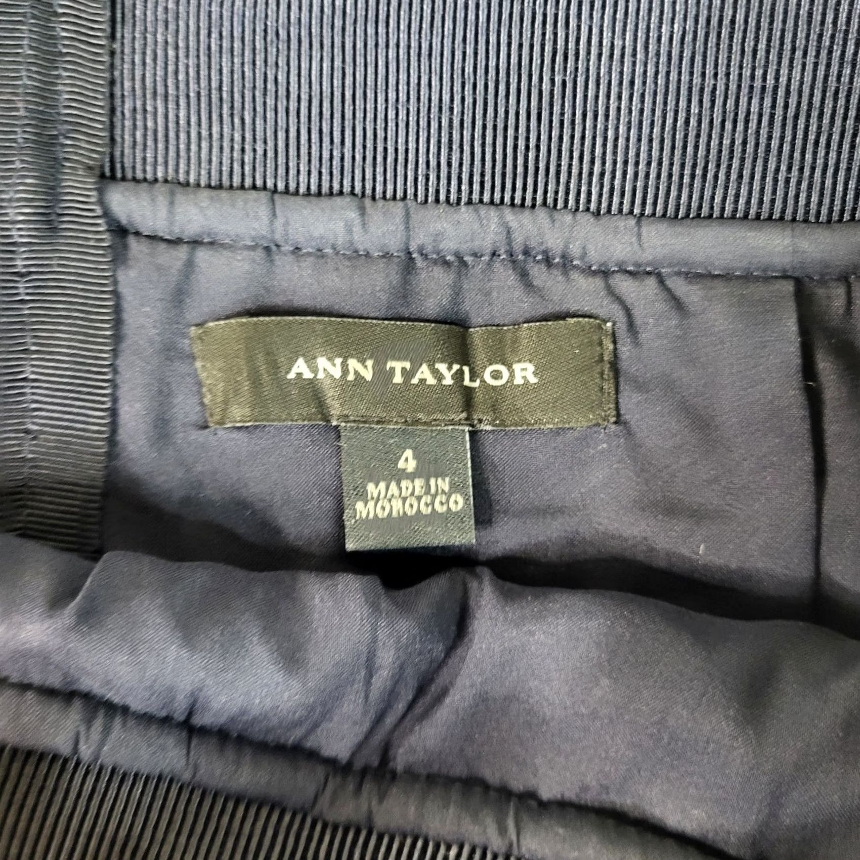 Ann Taylor ANN TAYLOR Skirt Womens Navy Blue Lace Floral Pencil Size 4 Short Regular Zip Zipper 4 Size 27" / US 4 / IT 40 - 6 Thumbnail
