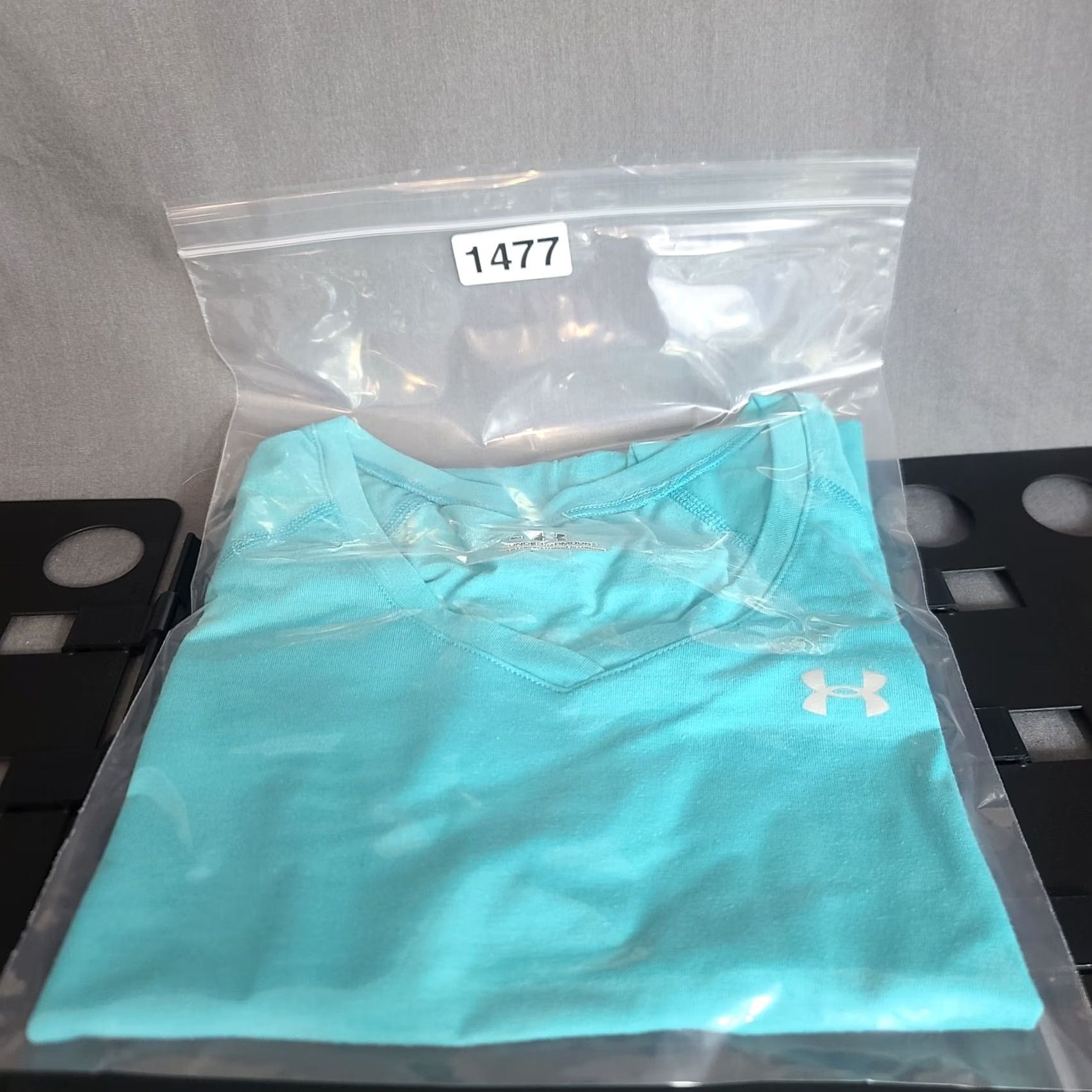 Under Armour Under Armour Shirt Womens S Slim HeatGear V-Neck Short Sleeve Blue 100% Polyester Athletic Pullover Activewear Warmer Months Wom mens? Size S / US 4 / IT 40 - 7 Thumbnail