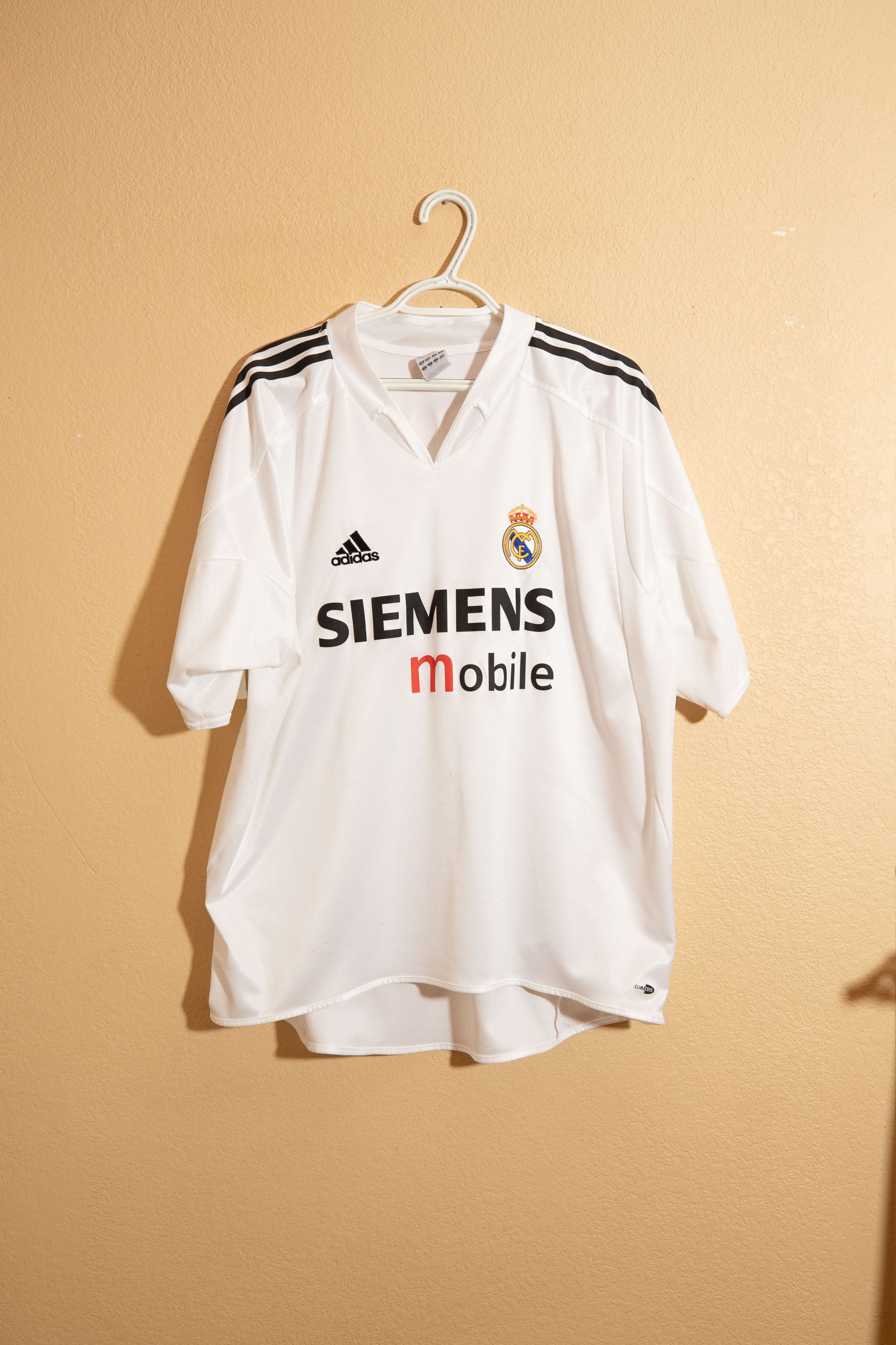 Adidas 2003-04 Real Madrid Home Shirt Ronaldo #9 (XL) Size US XL / EU 56 / 4 - 1 Thumbnail