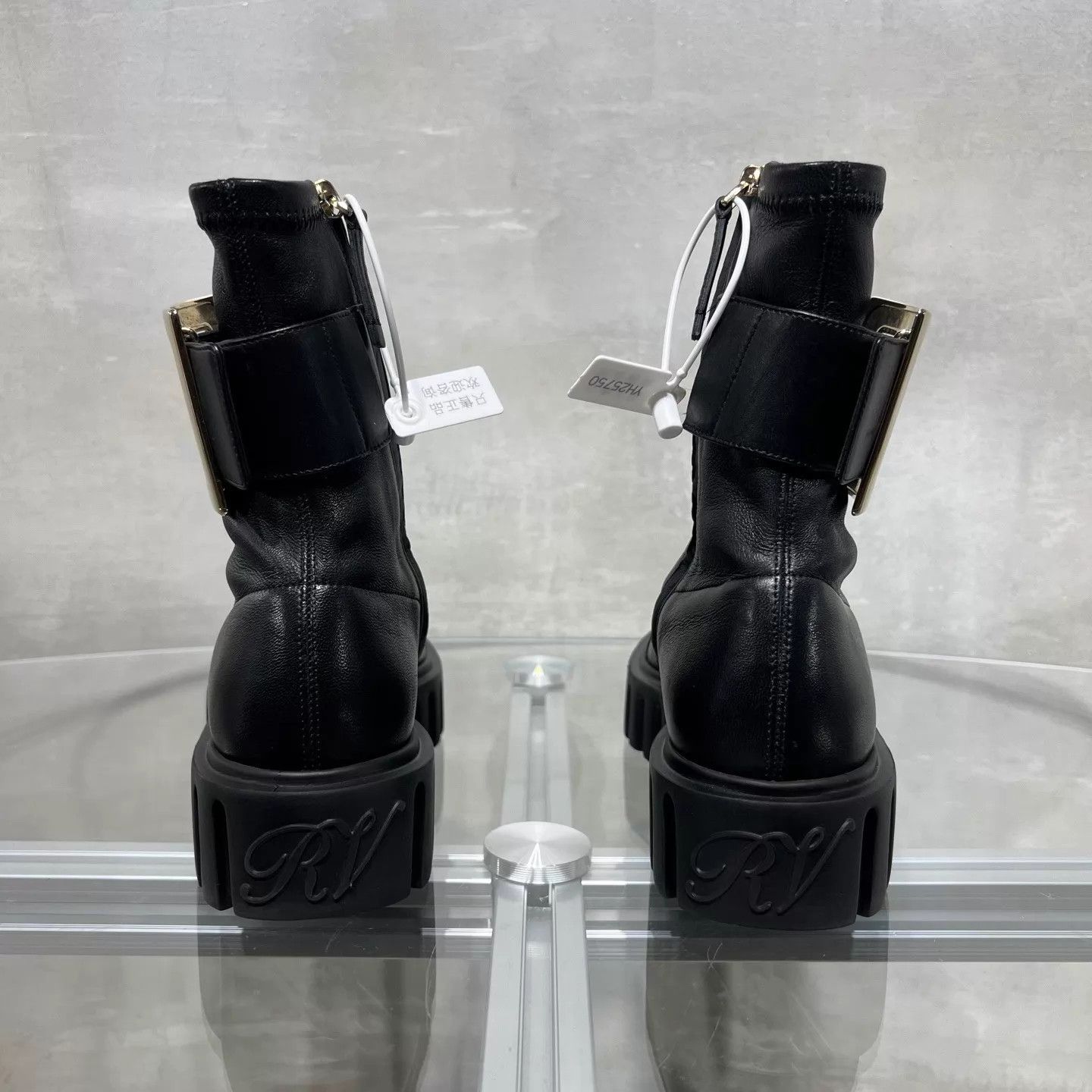 Roger Vivier Roger Vivier metal buckle lambskin short boots black 35 Size US 4.5 / IT 34.5 - 6 Thumbnail