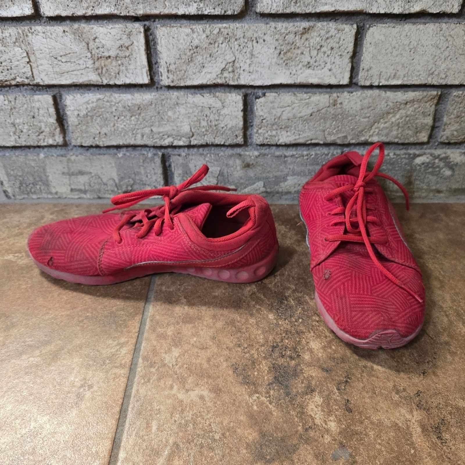 Puma Red Athletic | PUMA | Low Top Sneaks Size US 5 / EU 37 - 3 Thumbnail
